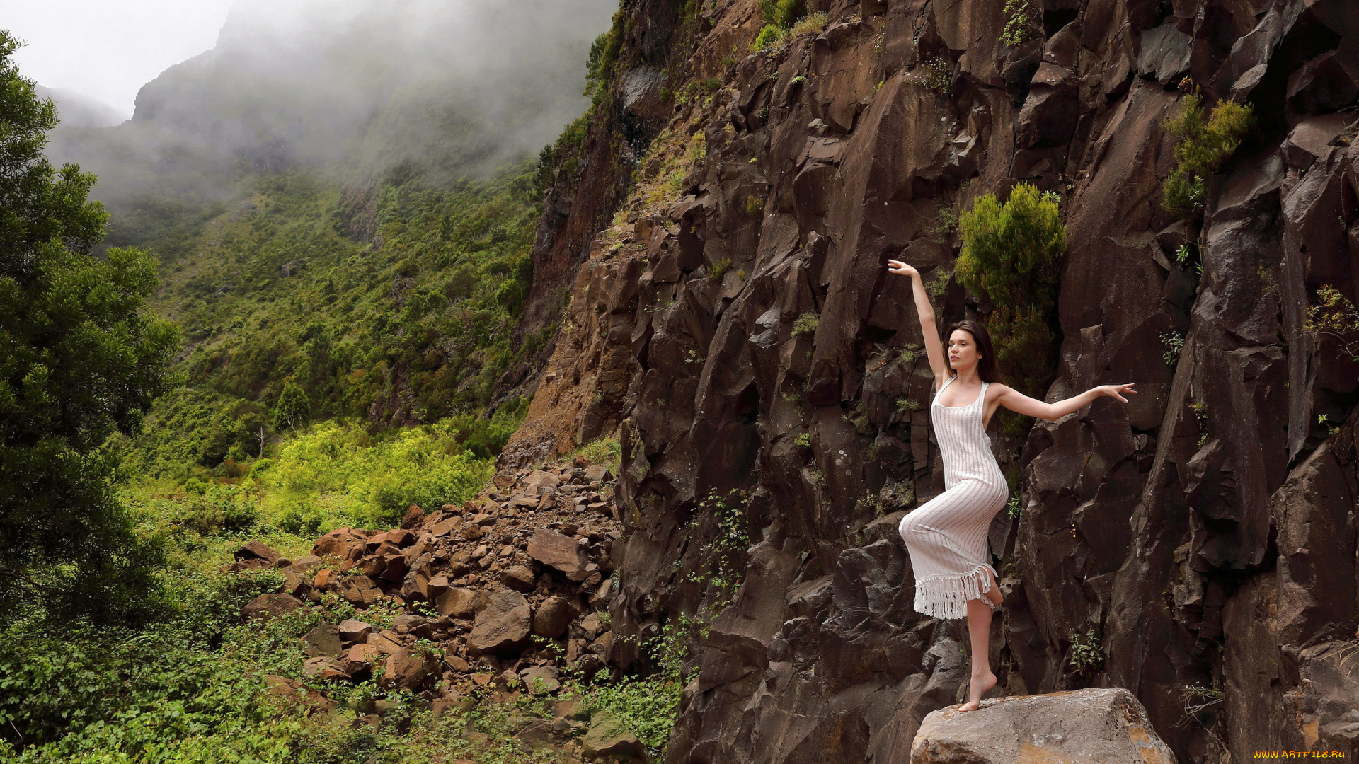 девушки, serena, wood, горы, скалы, поза, платье
