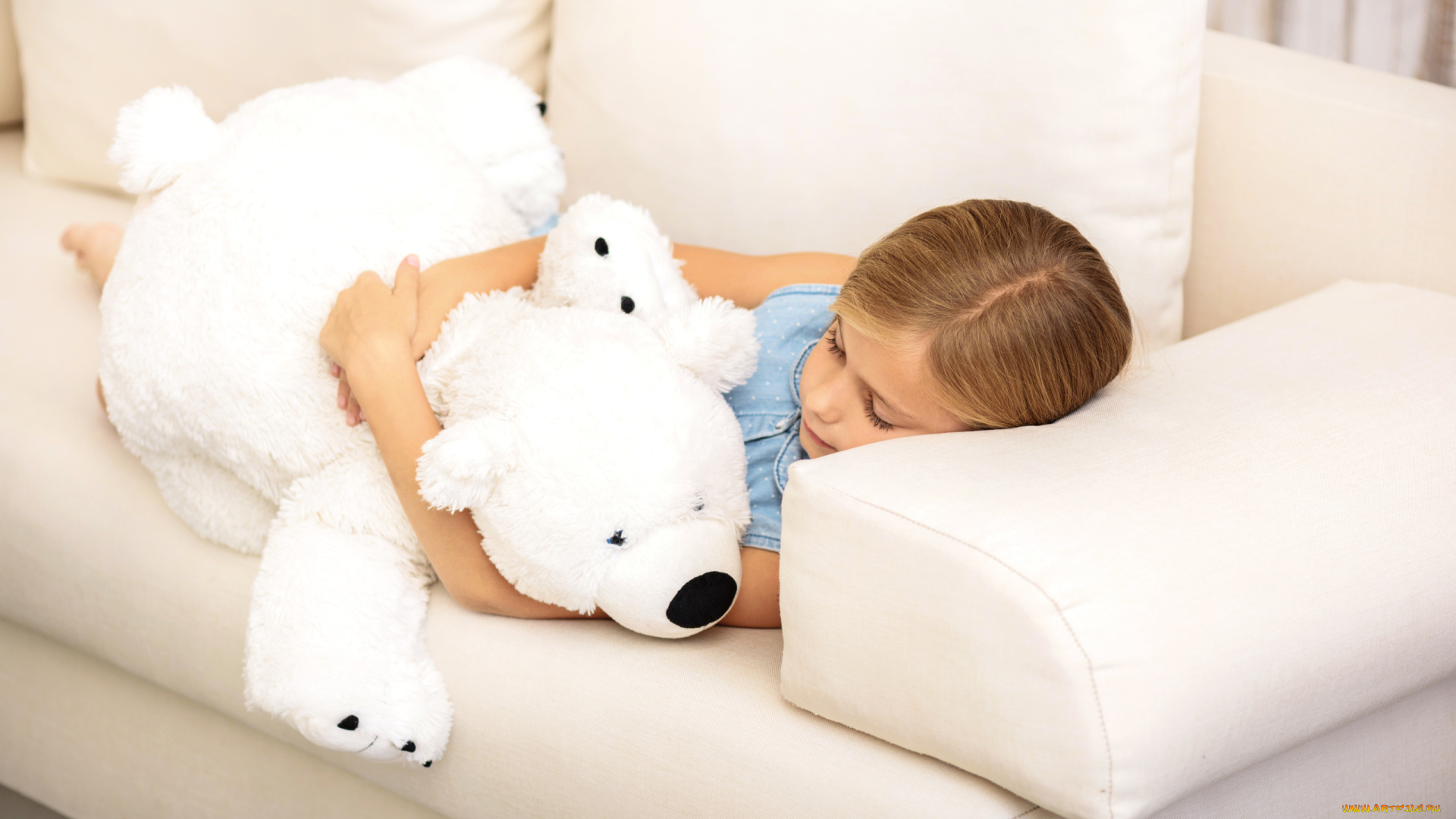 разное, игрушки, диван, мишка, девочка, игрушка