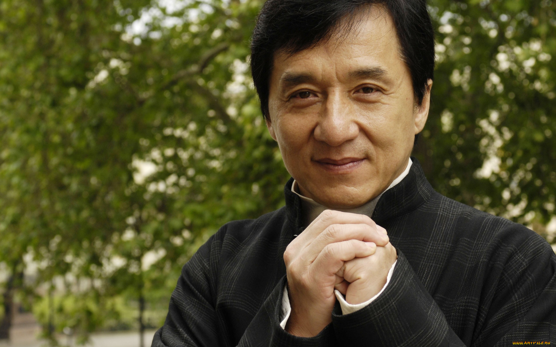 мужчины, jackie, chan, деревья, пиджак, актер, улыбка