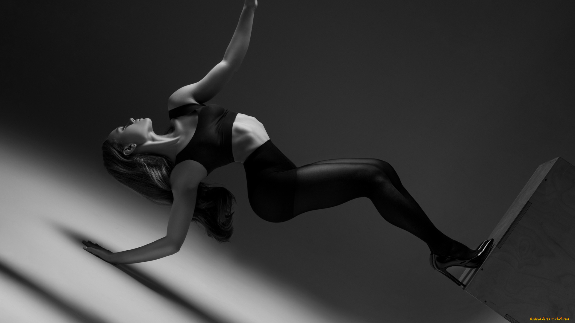 сексуальная, девушка, девушки, -, черно-белые, девушка, женщина, брюнетка, темноволосая, сексуальная, модель, звезда, позирует, разная, обувь, верхняя, стильная, одежда, нижнее, эротическое, бельё, трусы, лифчик, колготки, чулки, аксессуары, макияж, и, множество, элементов, на, фотографии