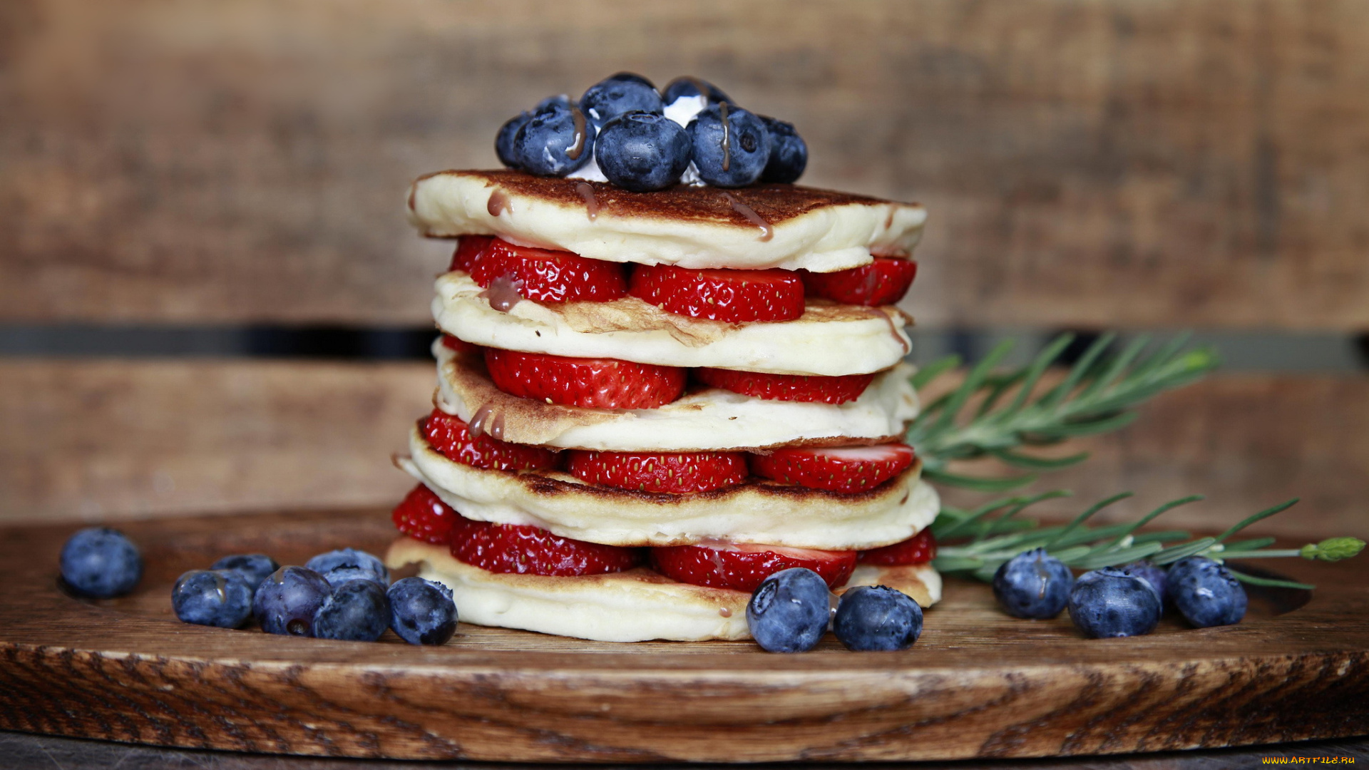 еда, блины, , оладьи, черника, клубника, ягоды, оладьи, зелень
