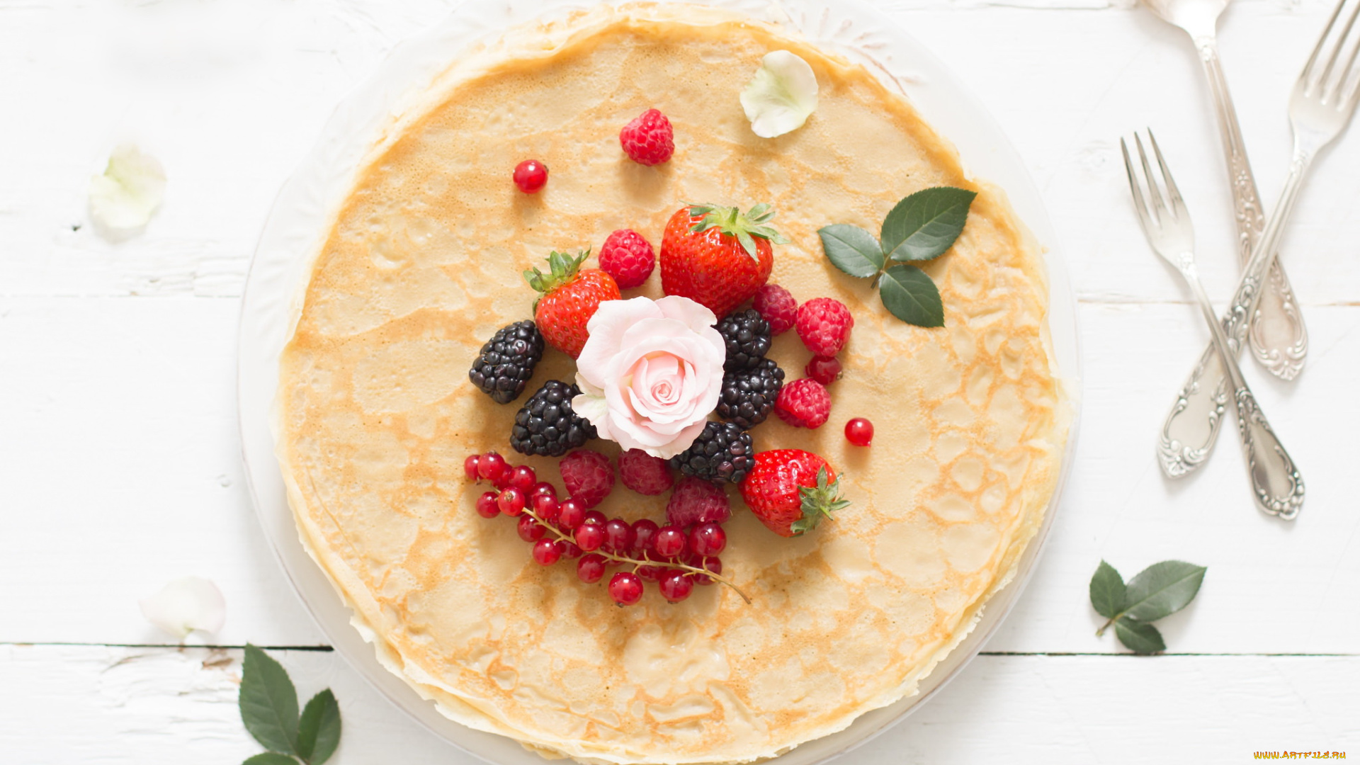 еда, блины, , оладьи, роза, клубника, малина, смородина, ежевика