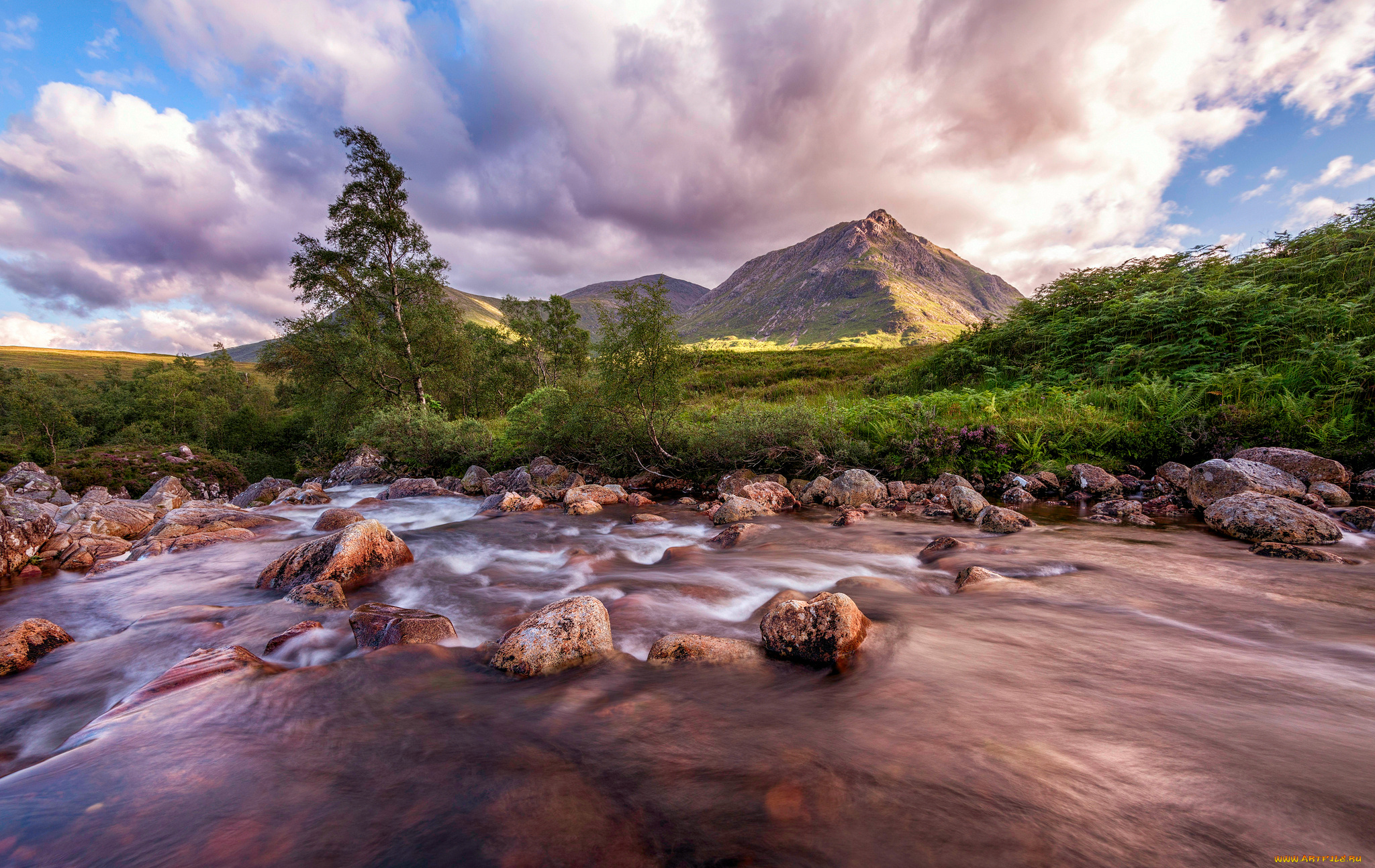 природа, реки, озера, река, шотландия, гора, трава, дерево, небо, камни, вода, облака, лето