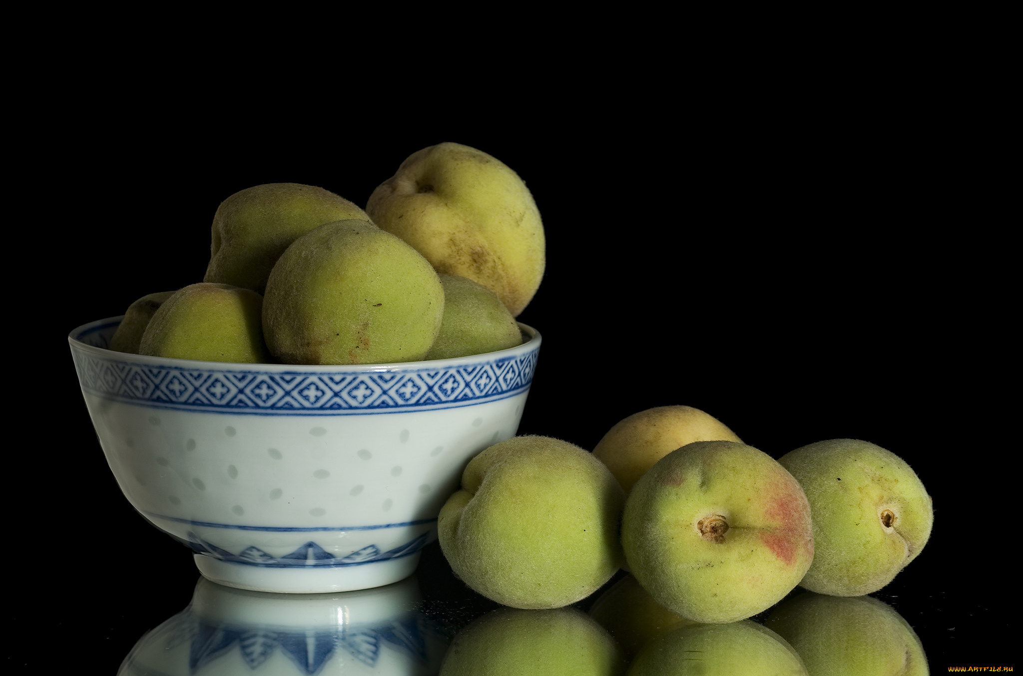 еда, персики, , сливы, , абрикосы, миска, чёрный, фон