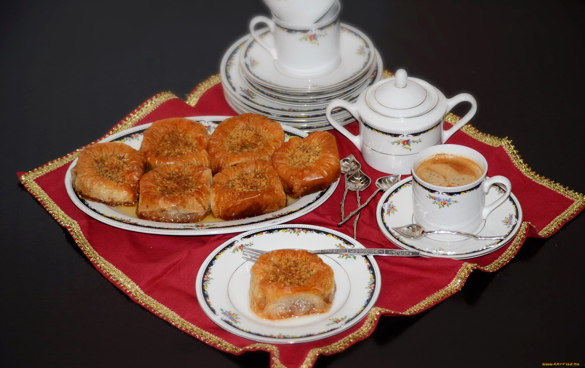еда, натюрморт, выпечка, пирожки, тарелки, чашки, кофе