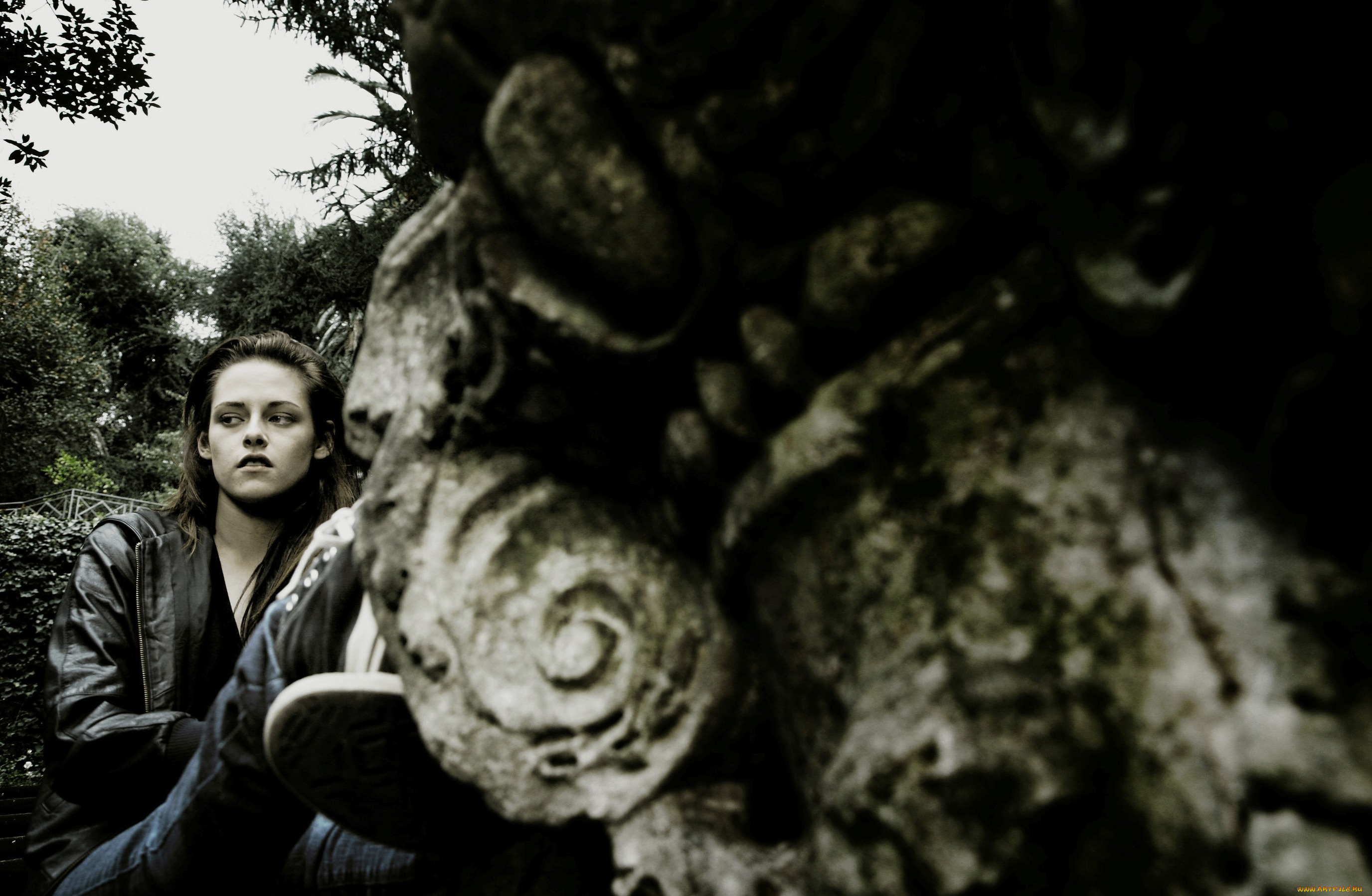 девушки, kristen, stewart, статуя, парк, джинсы, куртка, актриса, кристен, стюарт