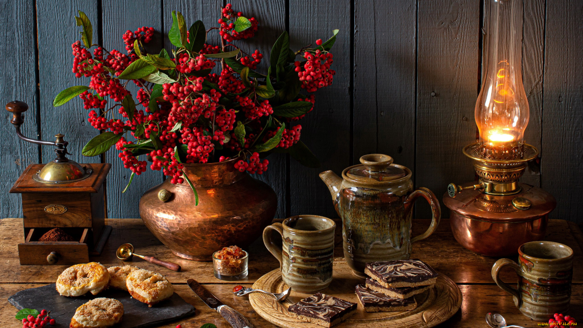 еда, натюрморт, кофемолка, ягоды, пирожные, лампа