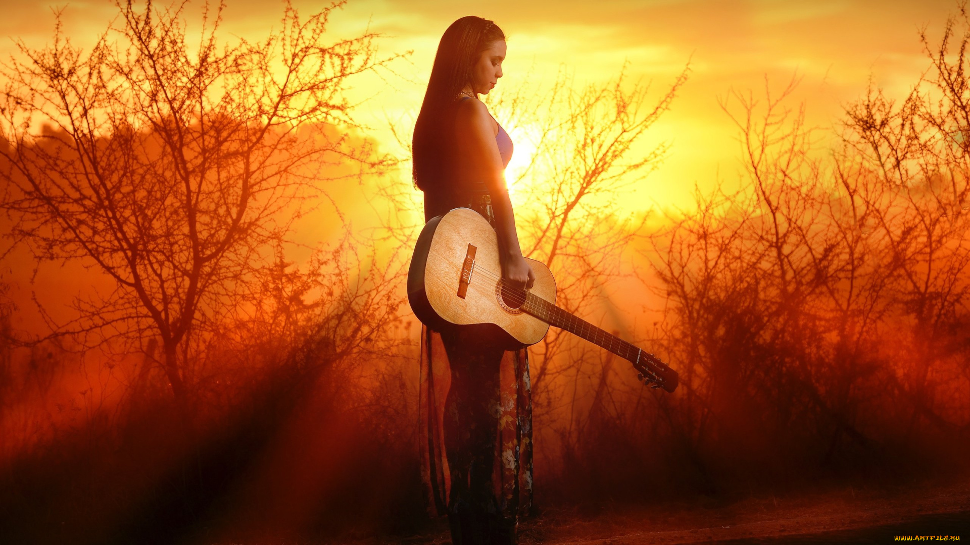музыка, -другое, девушка, гитара, инструмент, солнце, природа, вечер, закат, сияние, небо, жёлтый, золотой, туман, свечение, струнный, музыкант, пейзаж, поза, брюнетка, платье