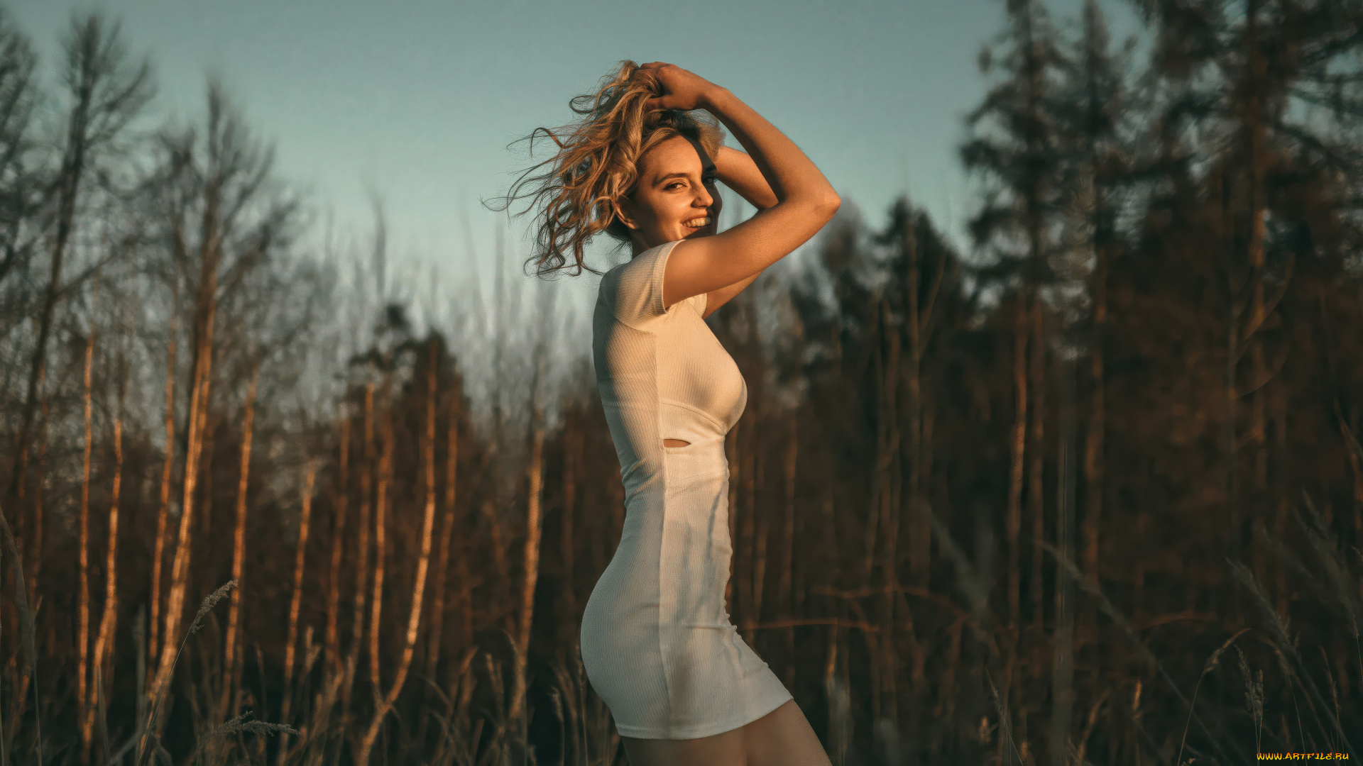 девушки, -, блондинки, , светловолосые, девушка, белоe, платье, искренняя, улыбка, облегающее, лес, природа