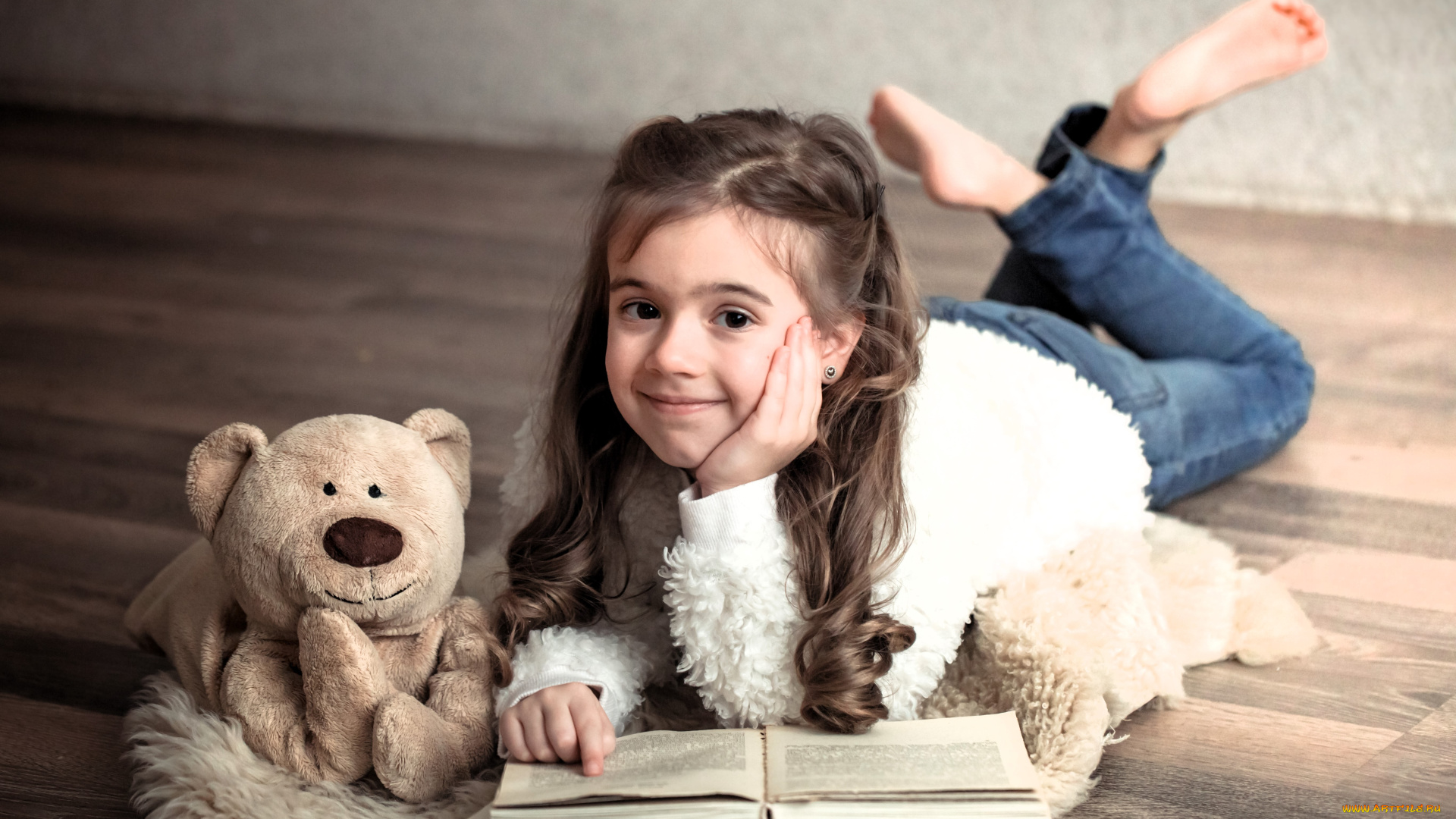 разное, дети, девочка, ребенок, кофта, джинсы, книга, пол, мишка, игрушка