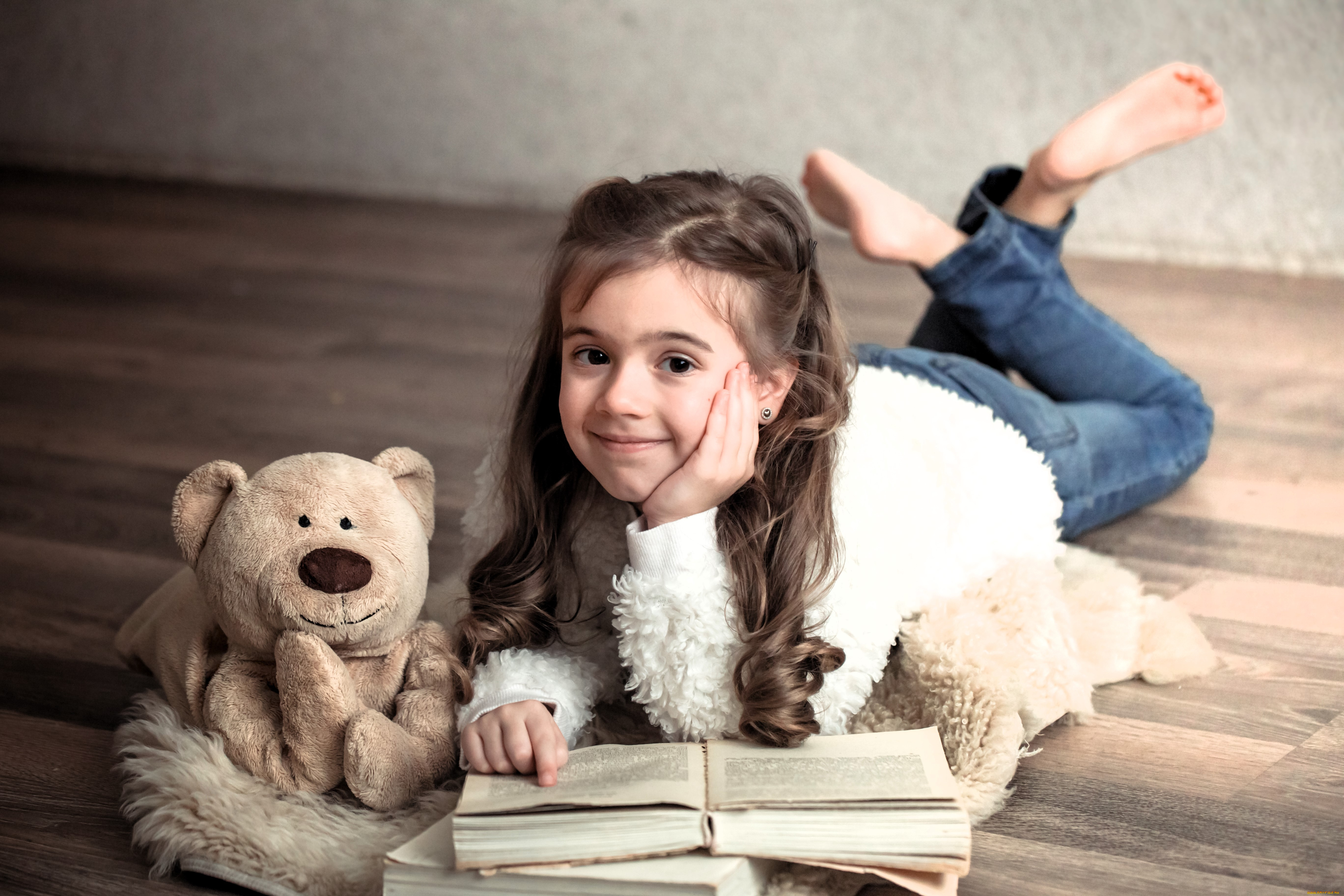 разное, дети, девочка, ребенок, кофта, джинсы, книга, пол, мишка, игрушка