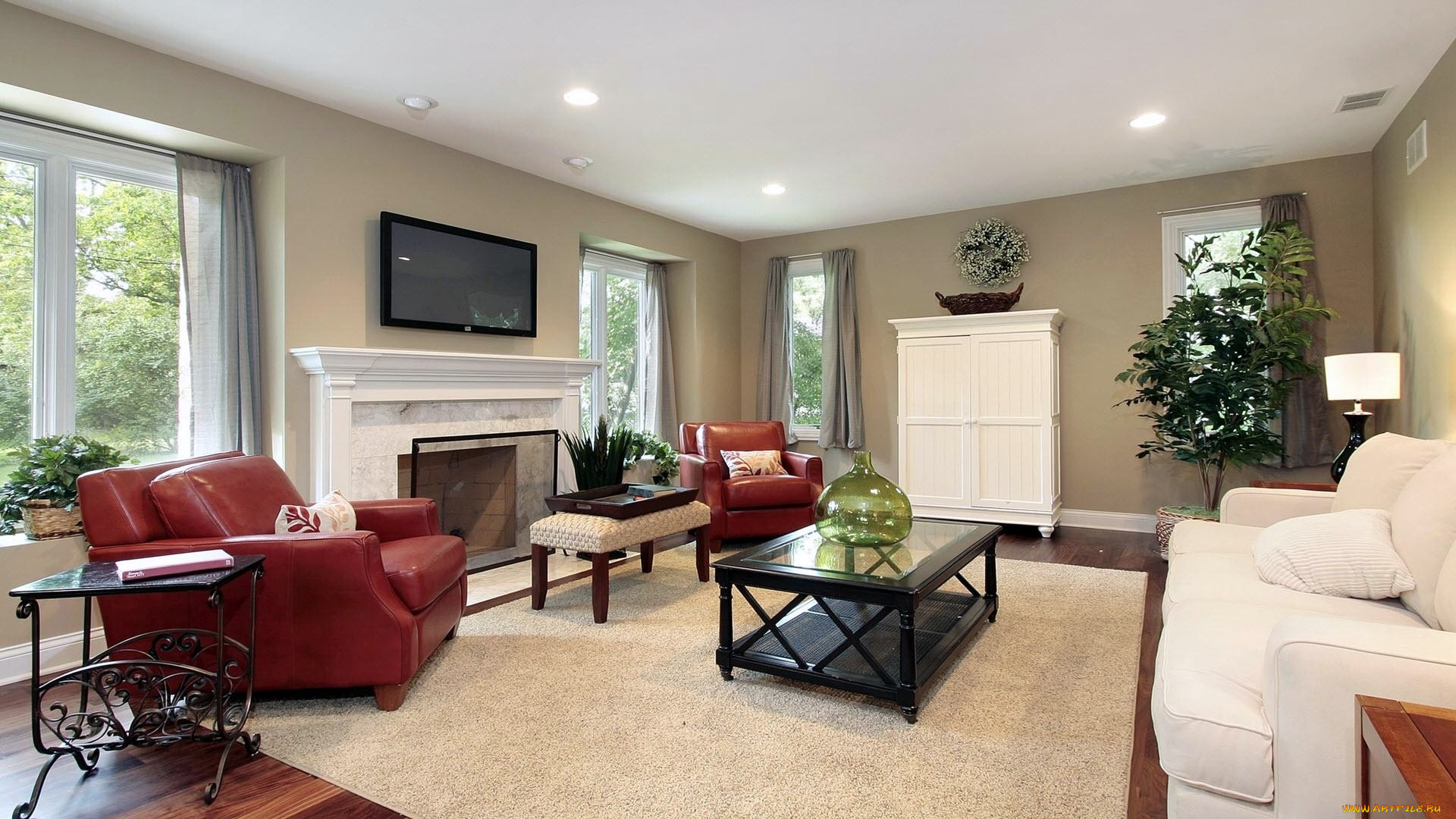 интерьер, гостиная, камин, плазма, столик, вазон, кресла