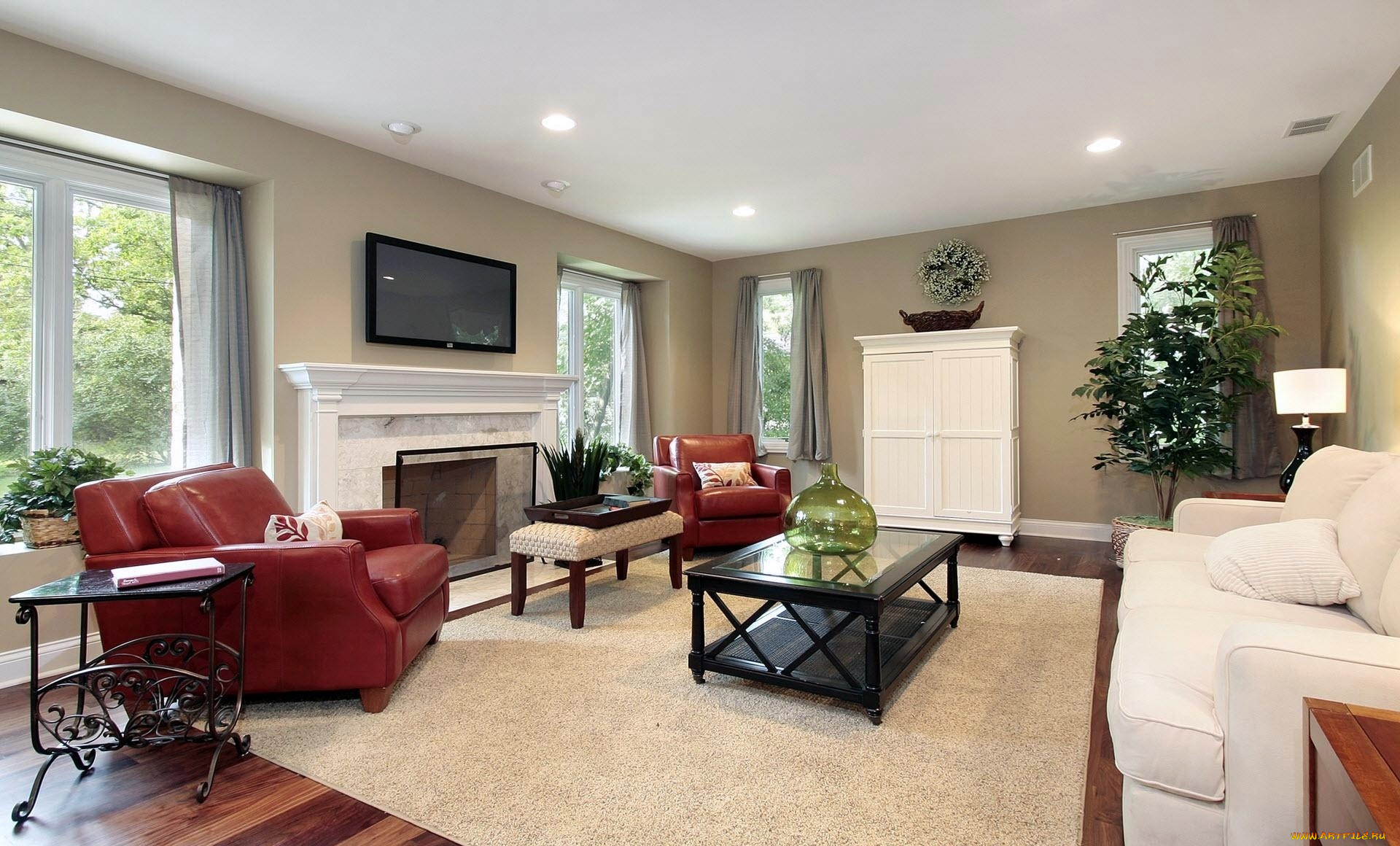 интерьер, гостиная, камин, плазма, столик, вазон, кресла