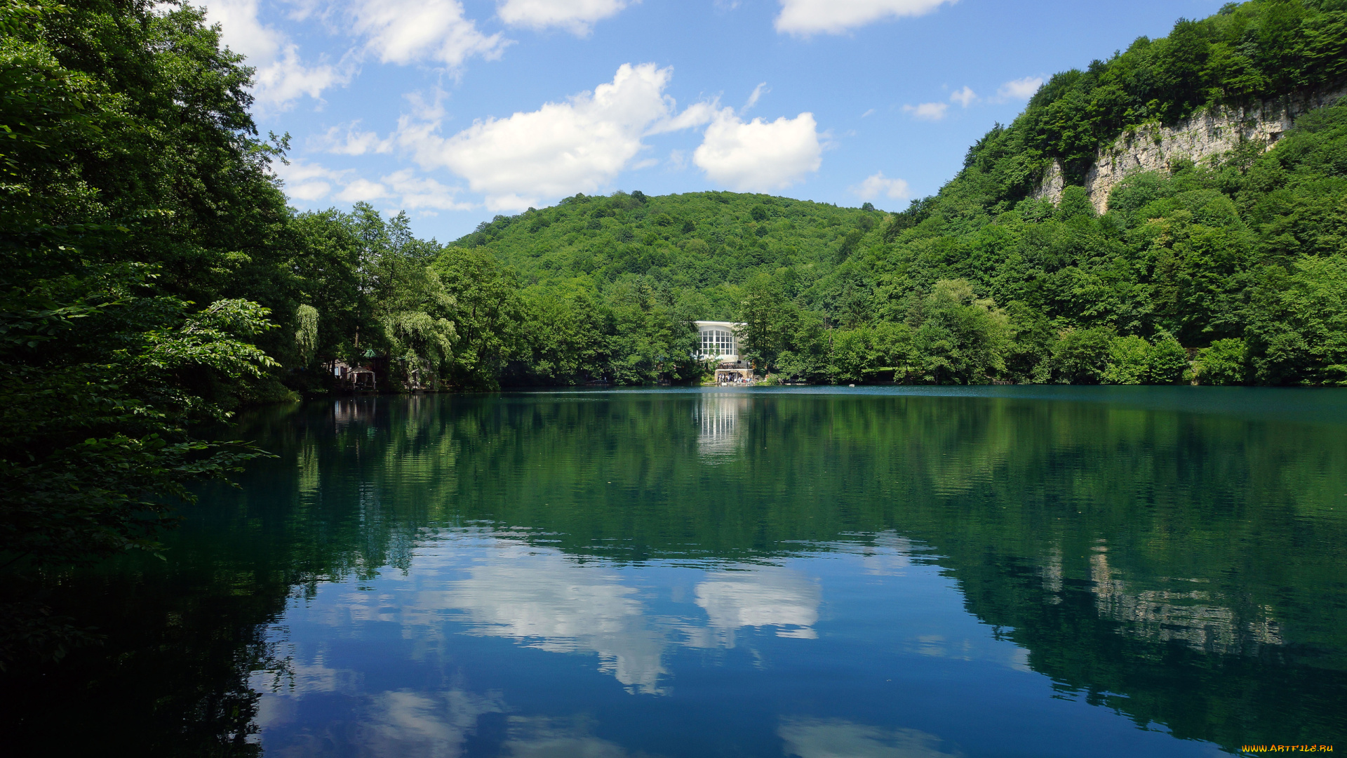 природа, реки, озера, озеро, зелень, дом, горы, облака