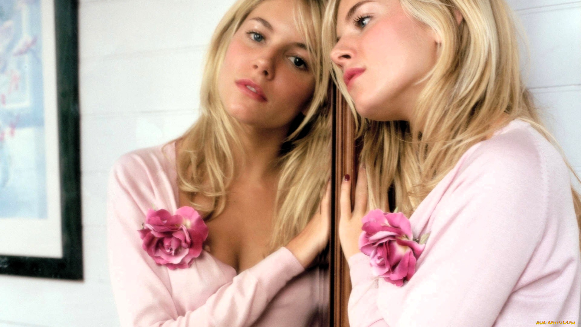 девушки, sienna, miller, блондинка, кофта, цветок, зеркало, отражение