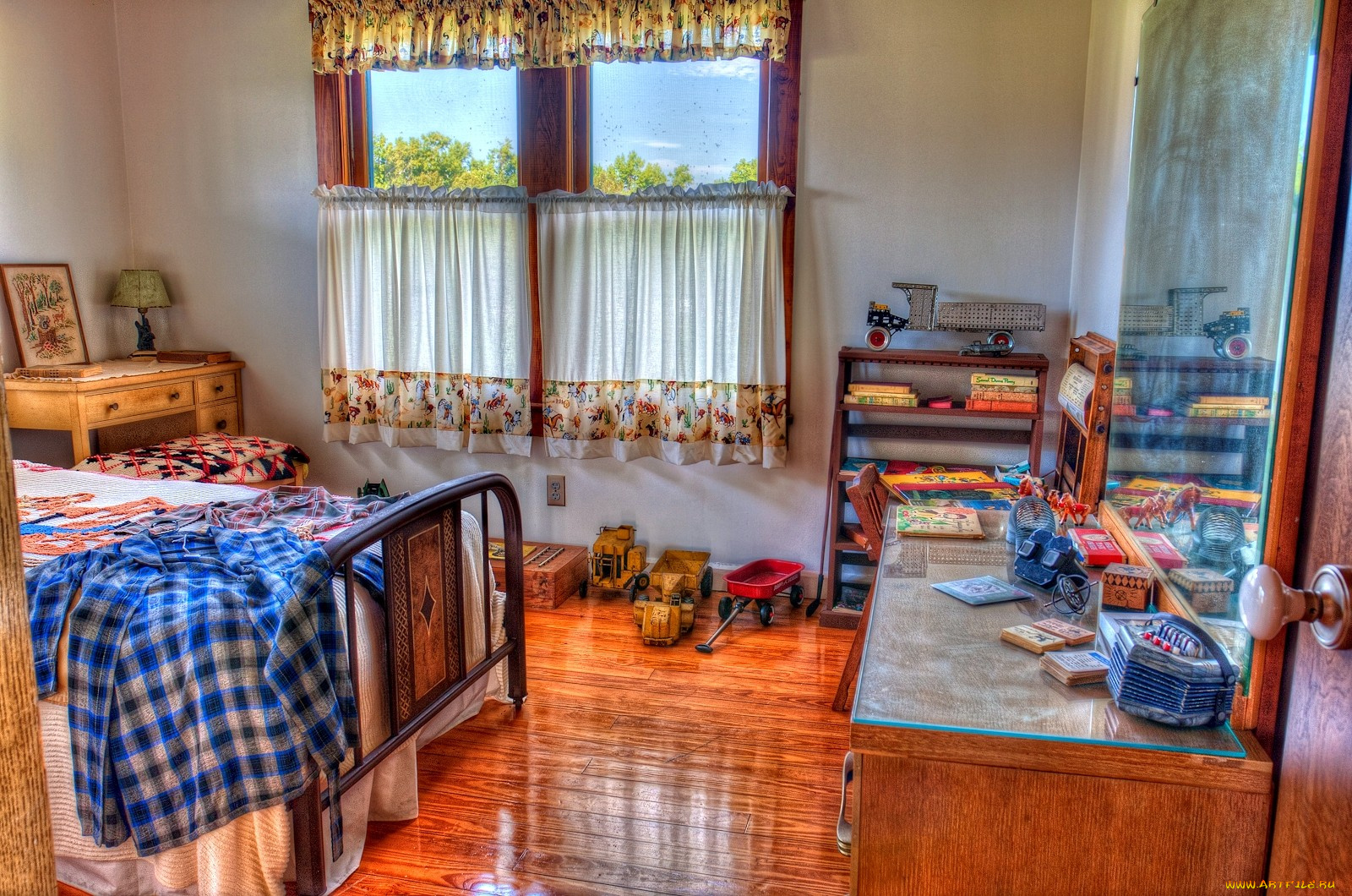 интерьер, детская, комната, сельский, занавески, игрушки, кровать, зеркало, комод