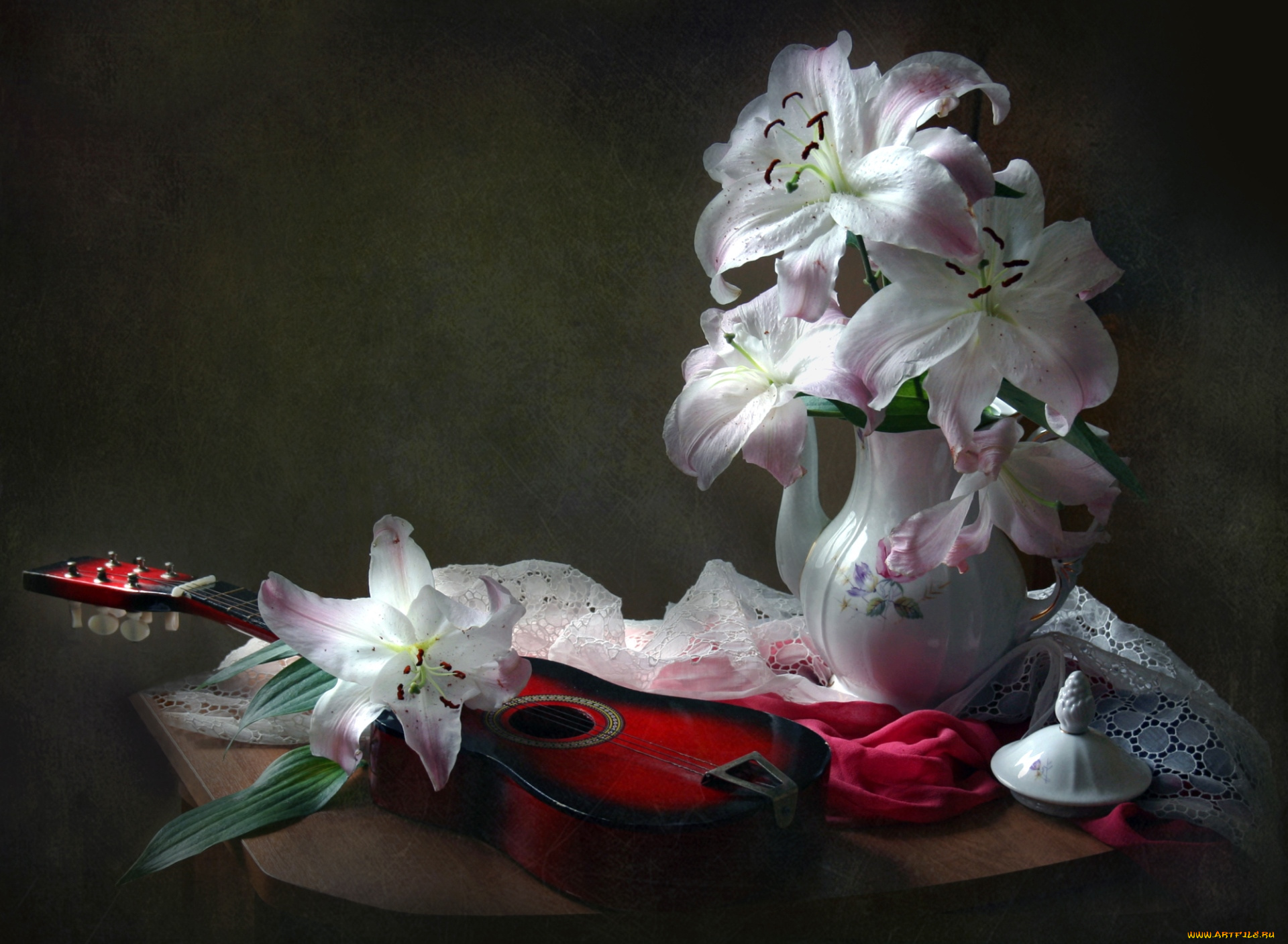 цветы, лилии, , лилейники, гитара, кувшин