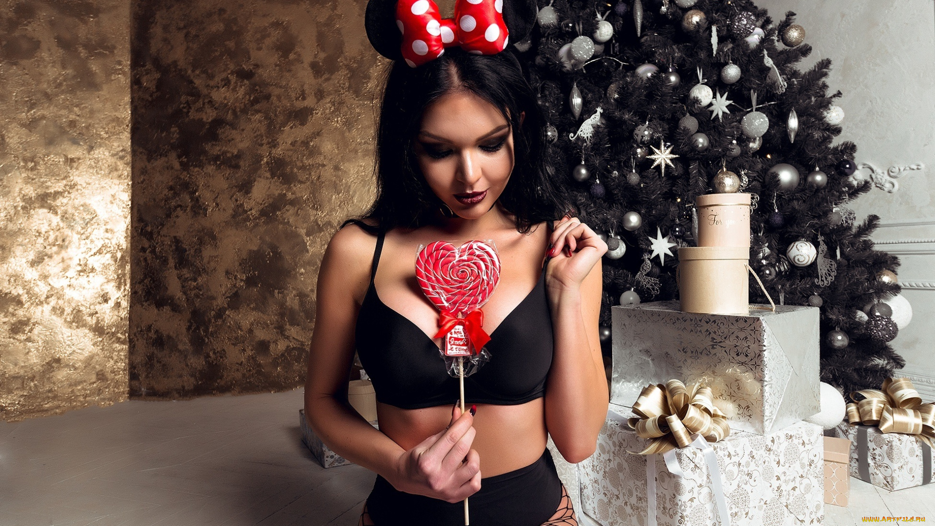 девушки, оксана, баст, oksana, bast, women, portrait, black, lingerie, christmas, tree, kneeling, presents, painted, nails, fishnet, stockings, brunette