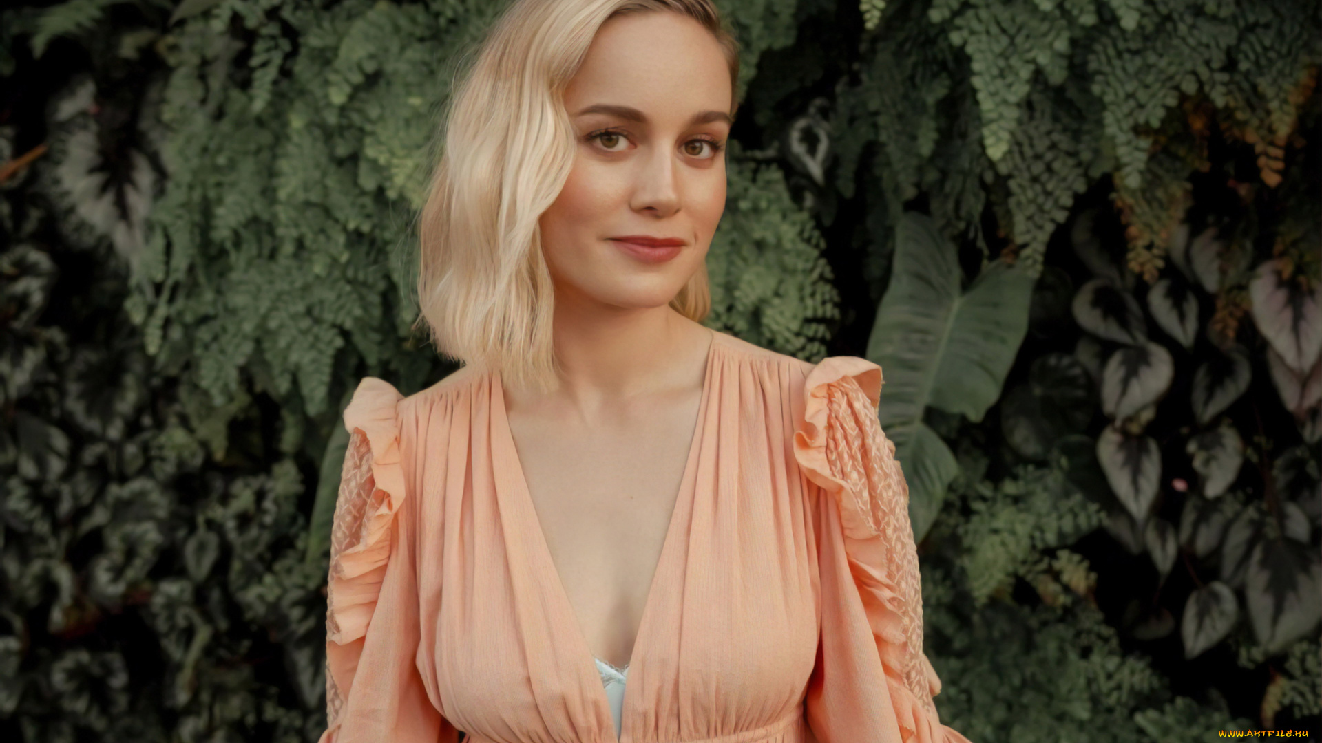 девушки, brie, larson, кусты, декольте, платье, блондинка