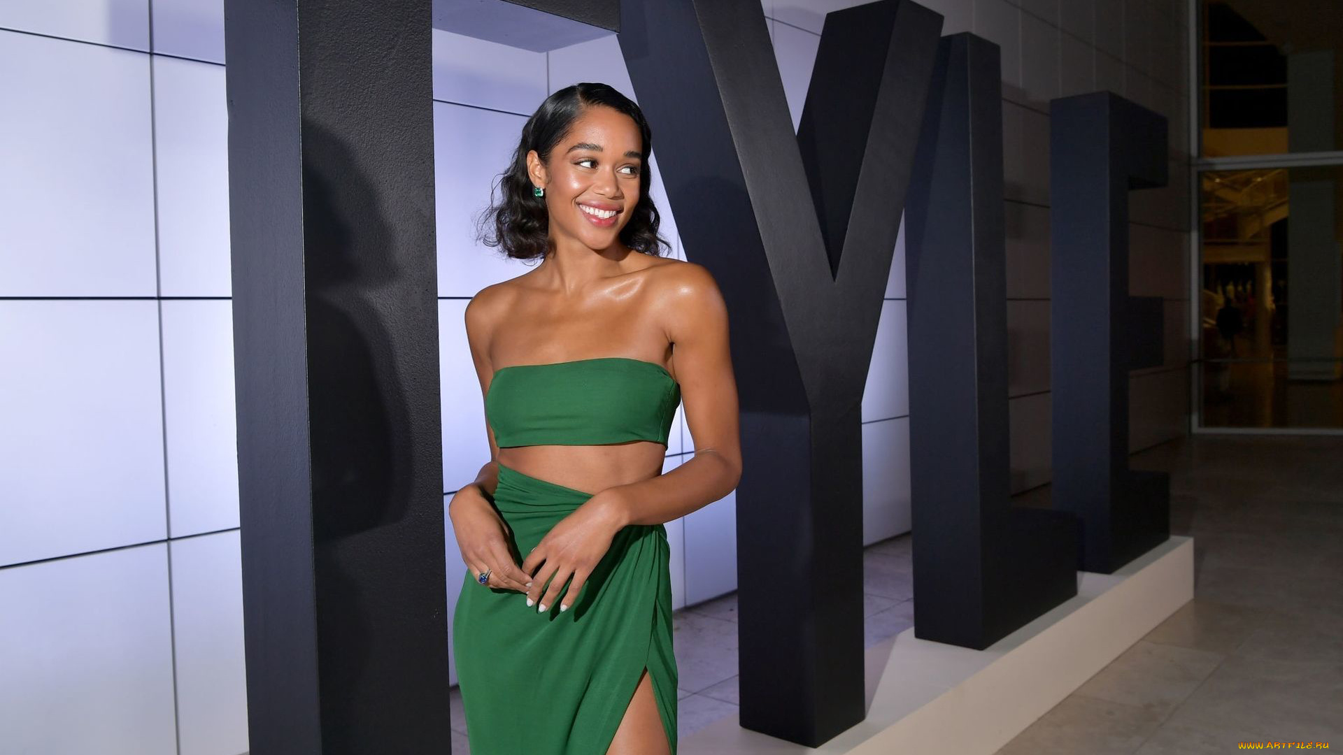 laura, harrier, девушки, платье, красотка, laura, harrier, девушка, чернокожая, модель, зелёный, лицо, макияж, темнокожая, взгляд, брюнетка, актриса, поза