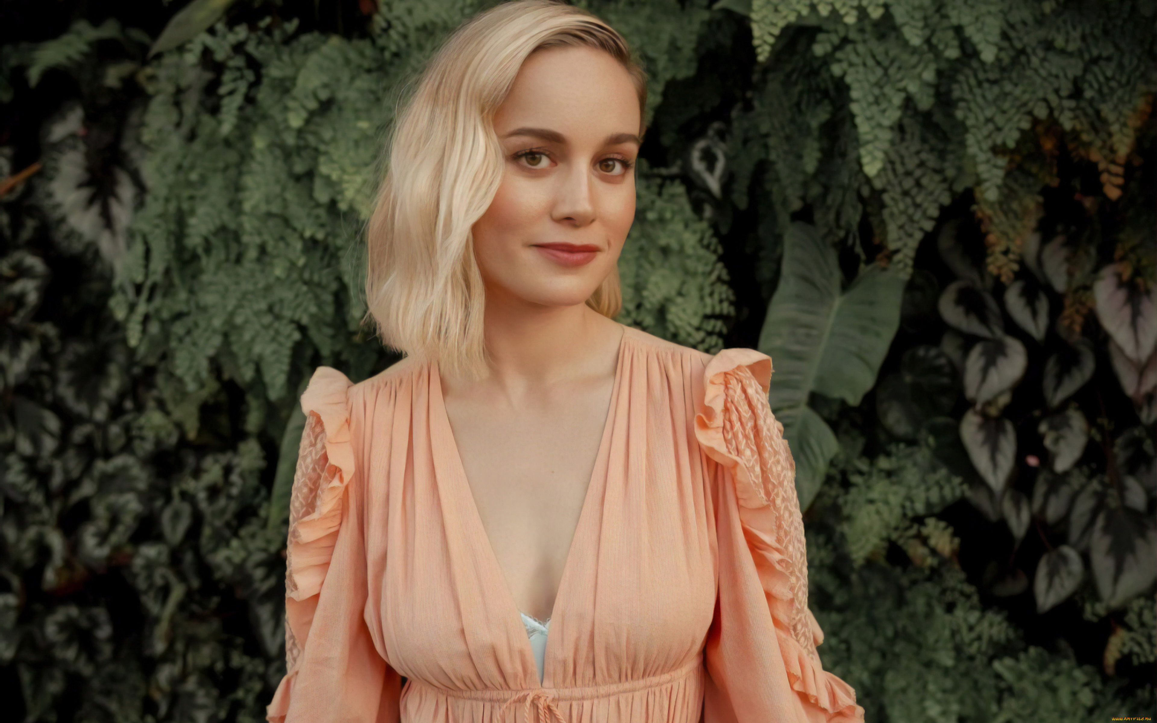 девушки, brie, larson, кусты, декольте, платье, блондинка