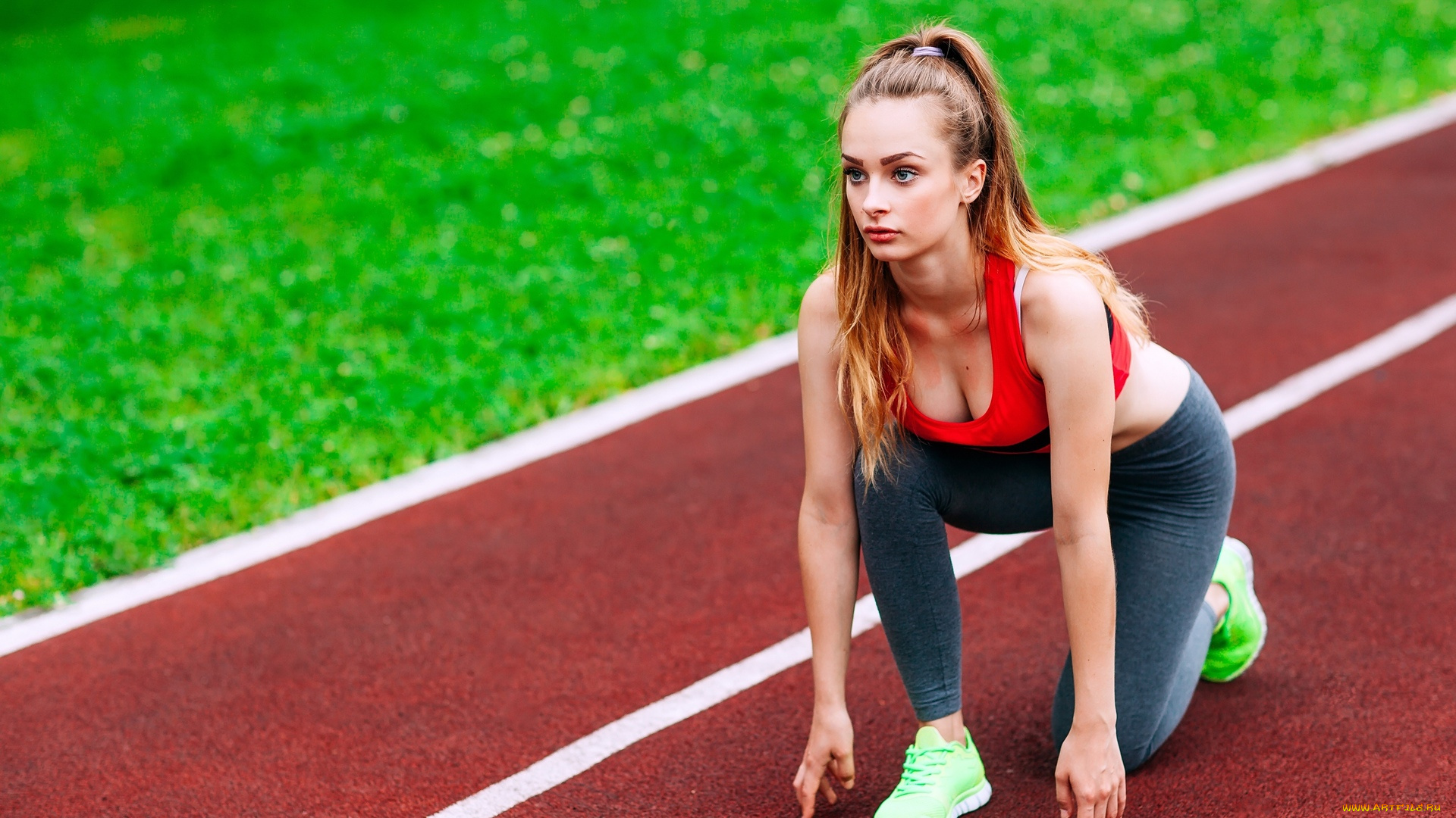 спорт, бег, блондинка, топ, штаны, кроссовки, дорожка