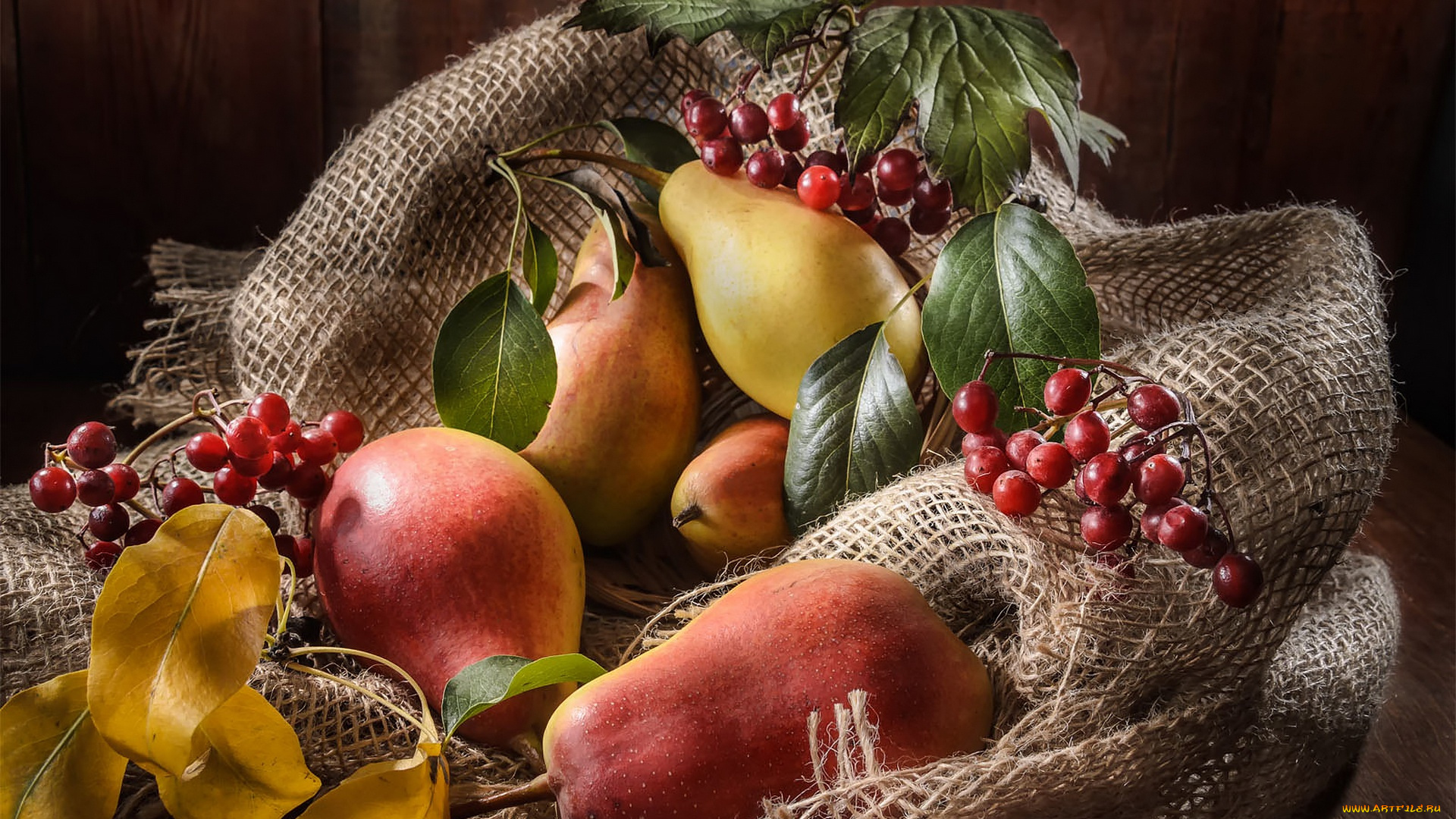 еда, груши, листья, ягоды, стол, плоды, фрукты, натюрморт, мешковина
