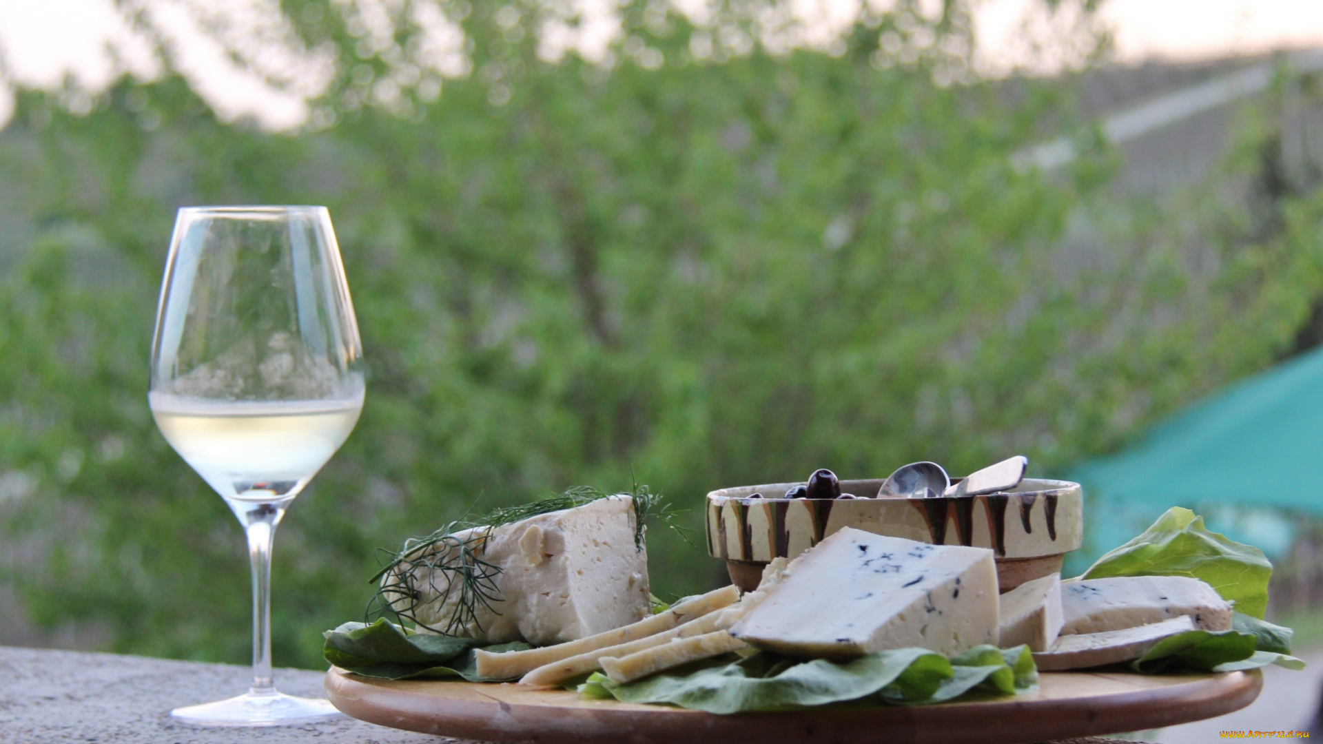 еда, сырные, изделия, зелень, сыр, тарелка, вино, бокал