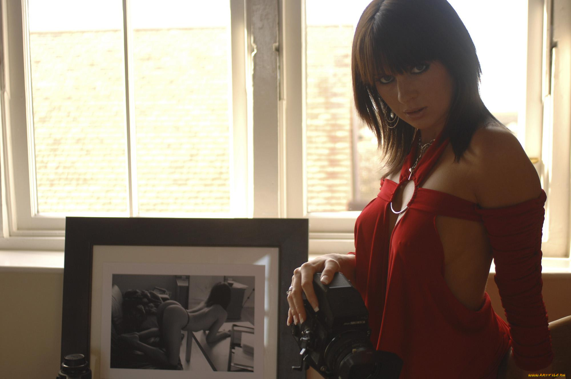 девушки, -unsort, , брюнетки, , шатенки, брюнетка, взгляд, фотоаппарат, камера, картина, фотография, окно
