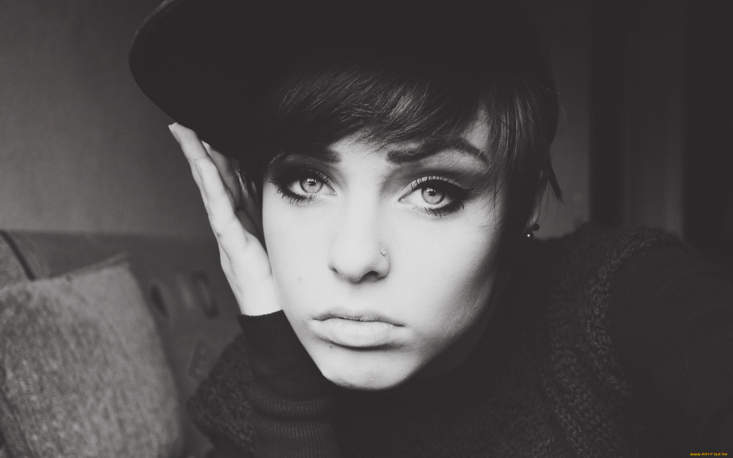 девушки, lana, branishti, черно-белая, лицо, пирсинг, кепка, диван, свитер