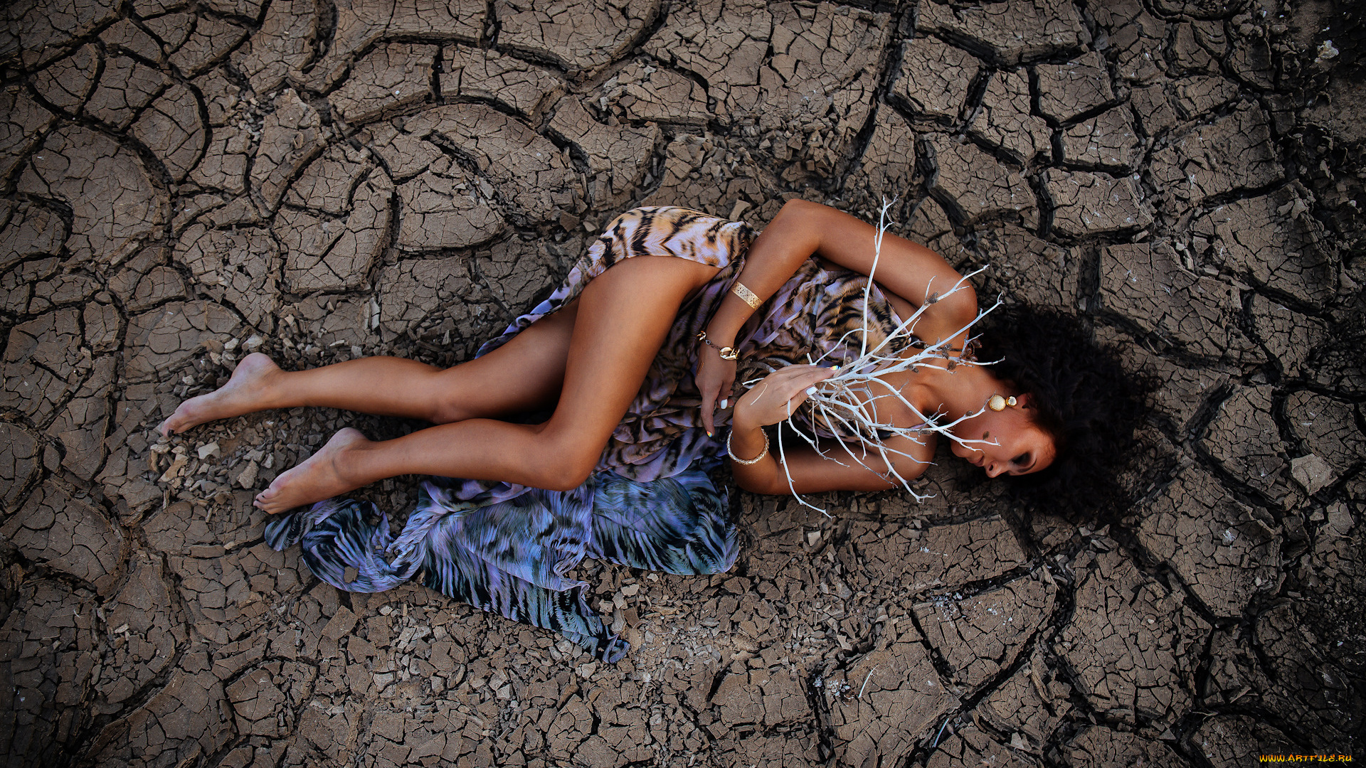 девушки, -unsort, , брюнетки, темноволосые, девушка, модель, красотка, брюнетка, поза, взгляд, земля, высохшая, трещины, спит