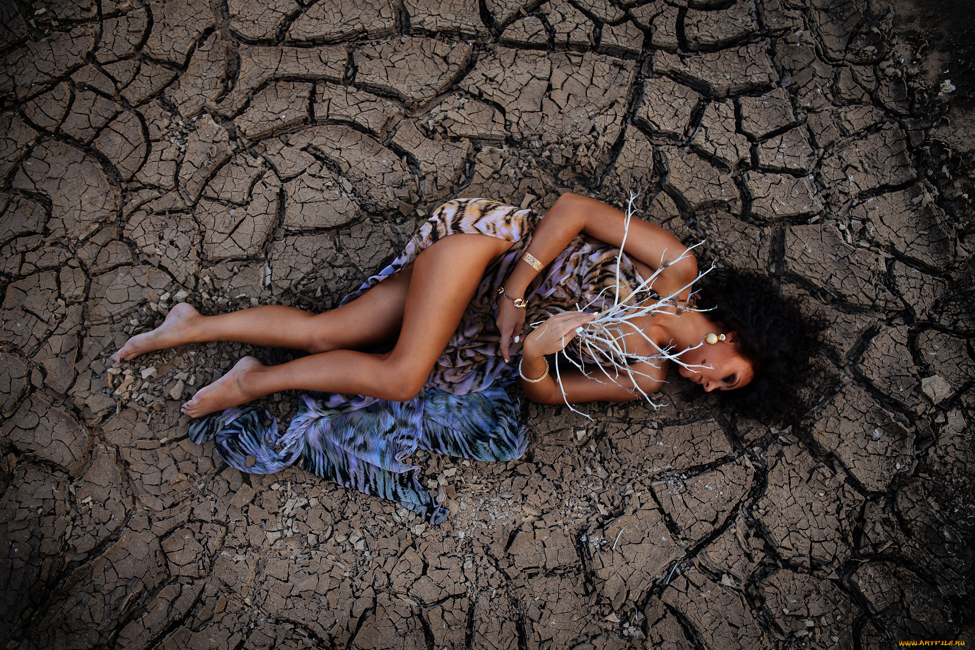 девушки, -unsort, , брюнетки, темноволосые, девушка, модель, красотка, брюнетка, поза, взгляд, земля, высохшая, трещины, спит