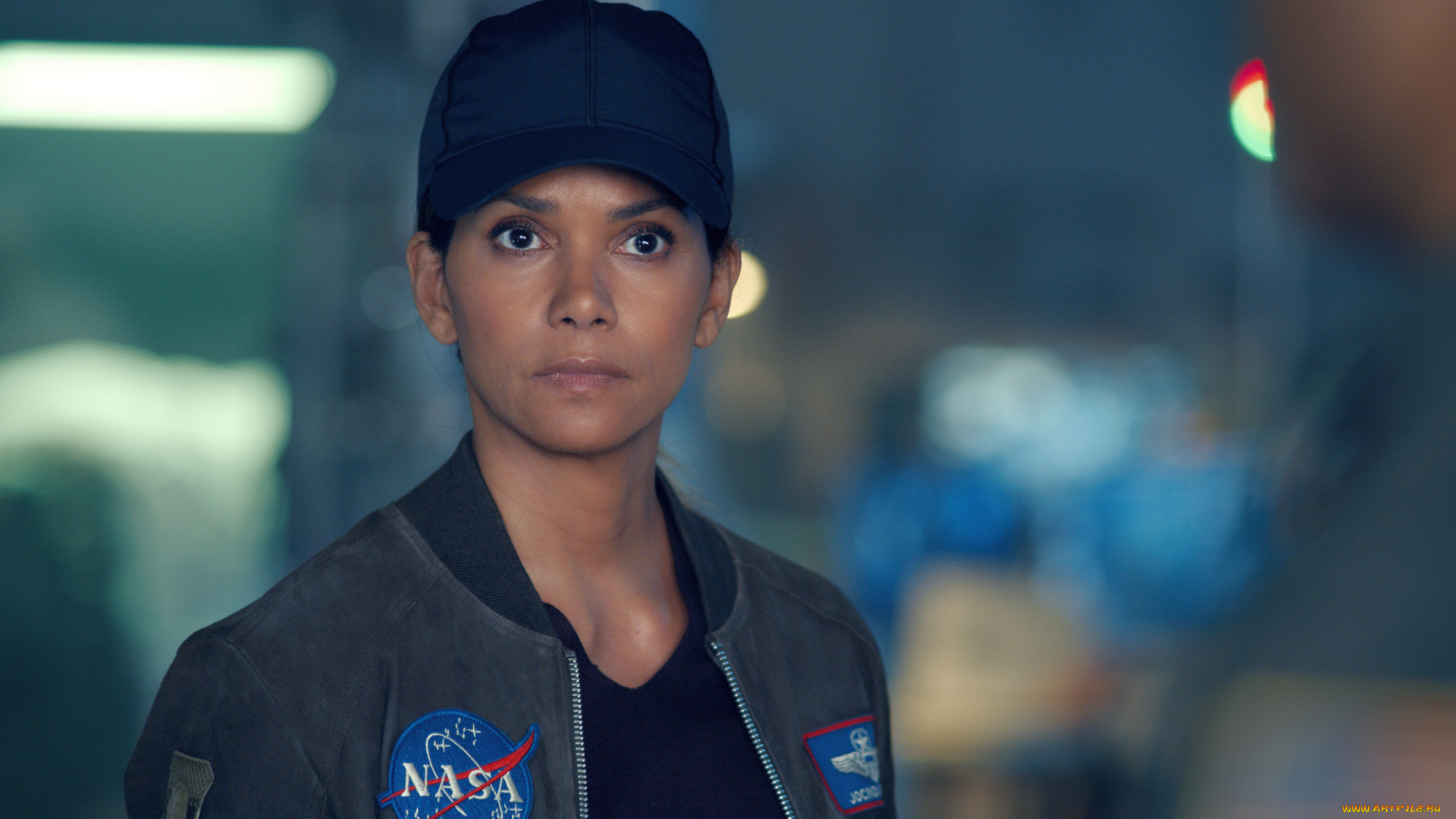 moonfall, , ||, 2022, кино, фильмы, moonfall, author, oreskis, холли, берри, падение, луны, фантастика, боевик, halle, berry, jocinda, fowler