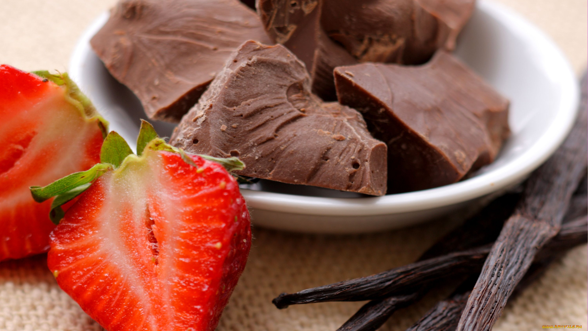еда, конфеты, шоколад, сладости, клубника, ваниль