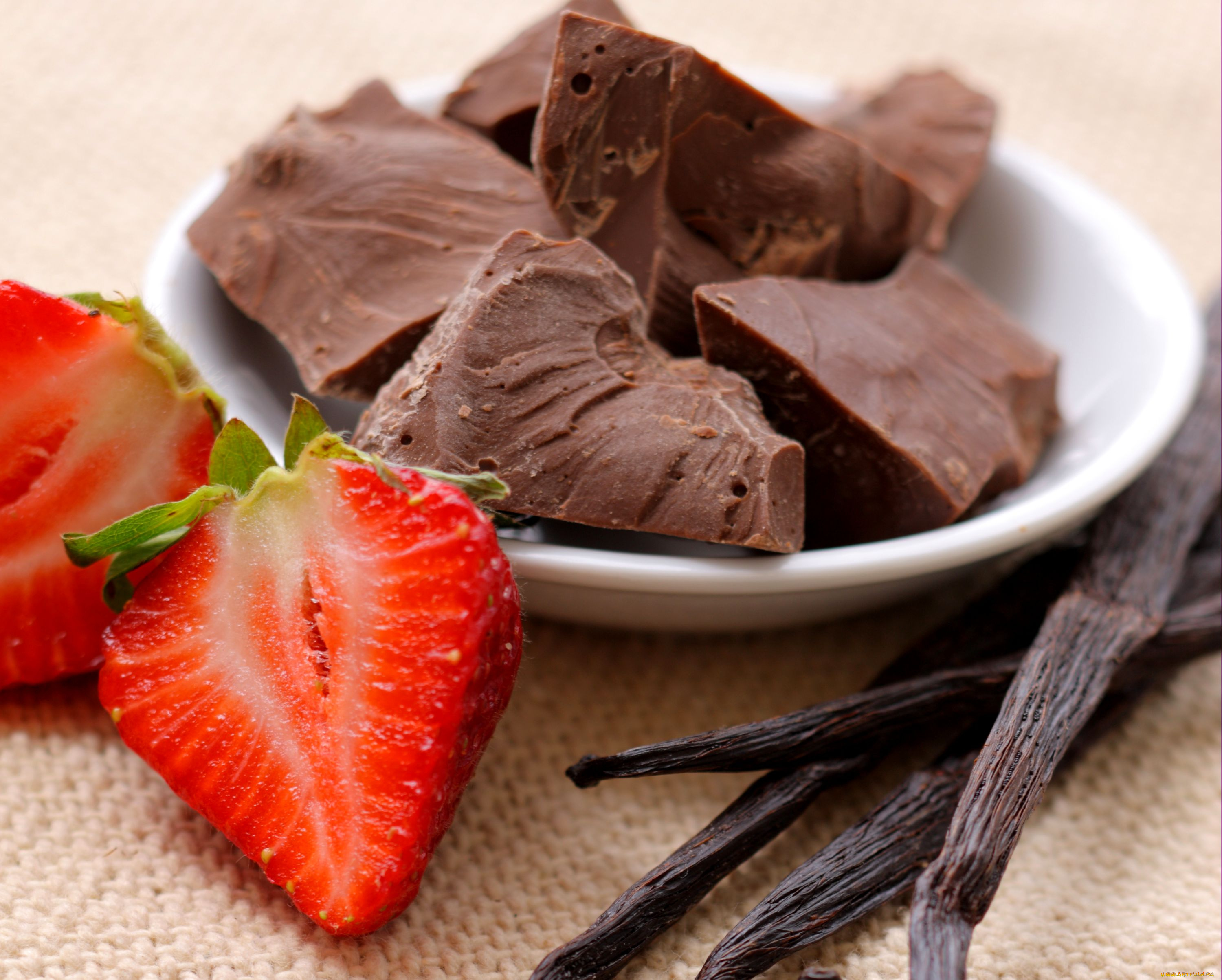 еда, конфеты, шоколад, сладости, клубника, ваниль