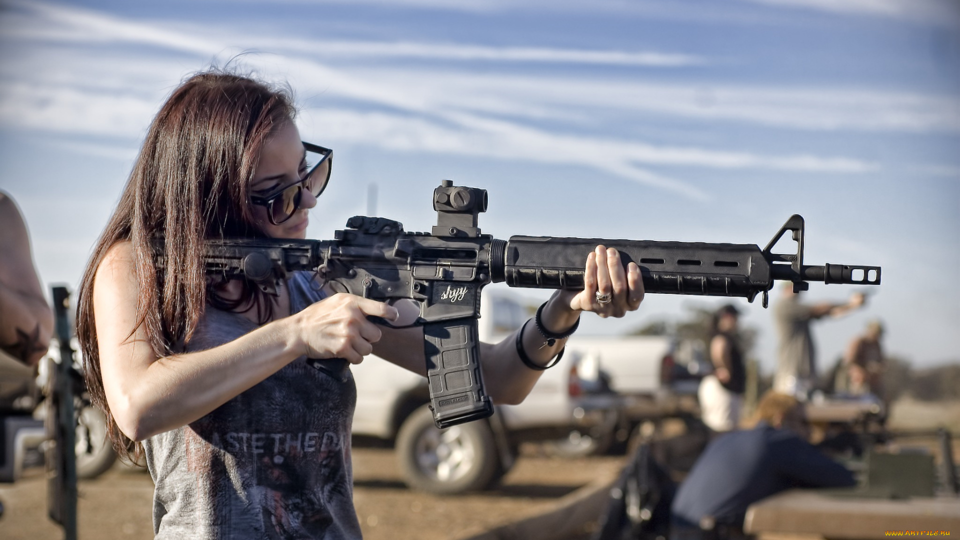 девушки, -, девушки, с, оружием, русая, майка, очки, оружие, стрельбище