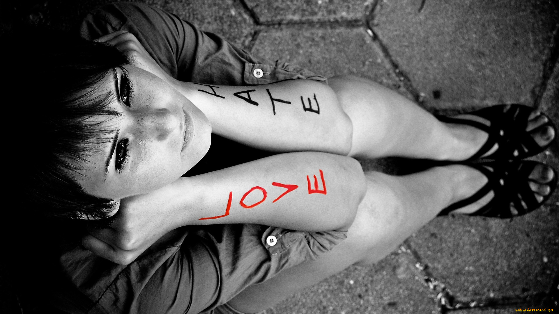 девушки, -, черно-белые, брюнетка, рубашка, надписи