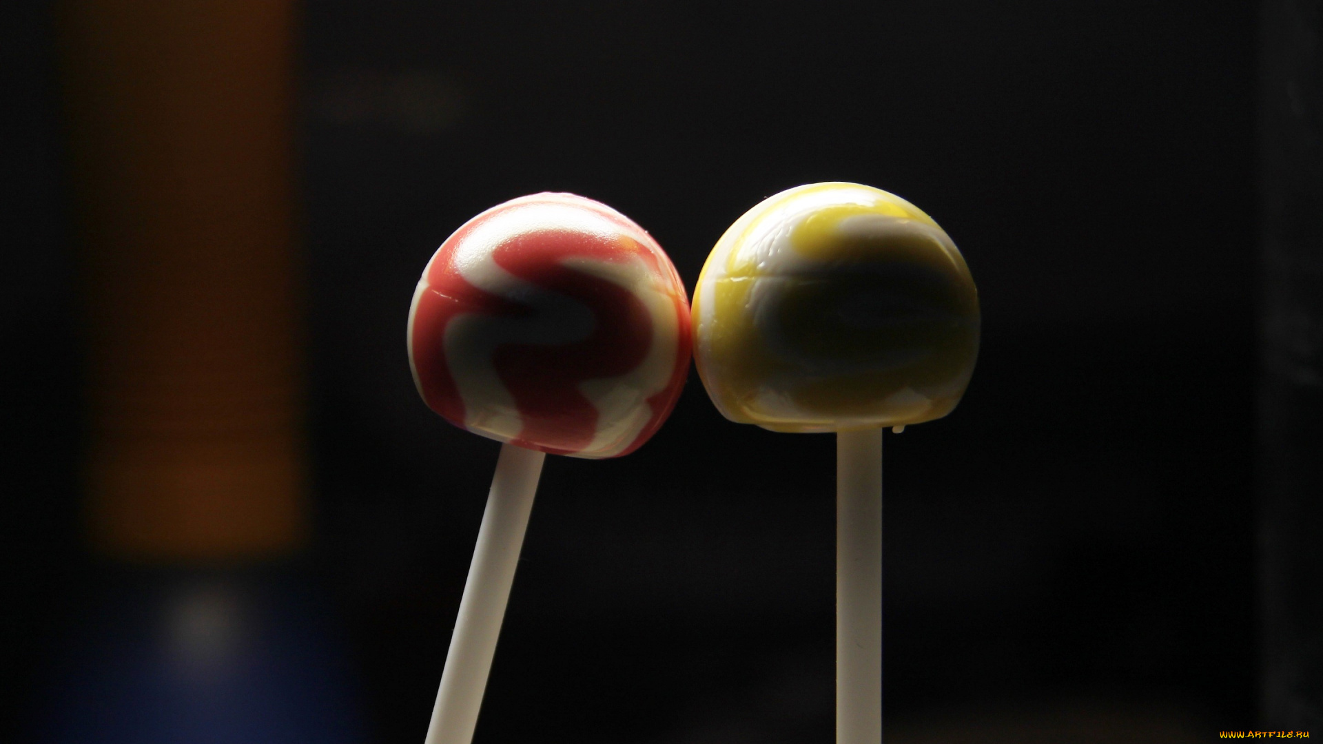 еда, конфеты, , шоколад, , мармелад, , сладости, пара, встреча, поезд, перрон, леденцы, чупа-чупс