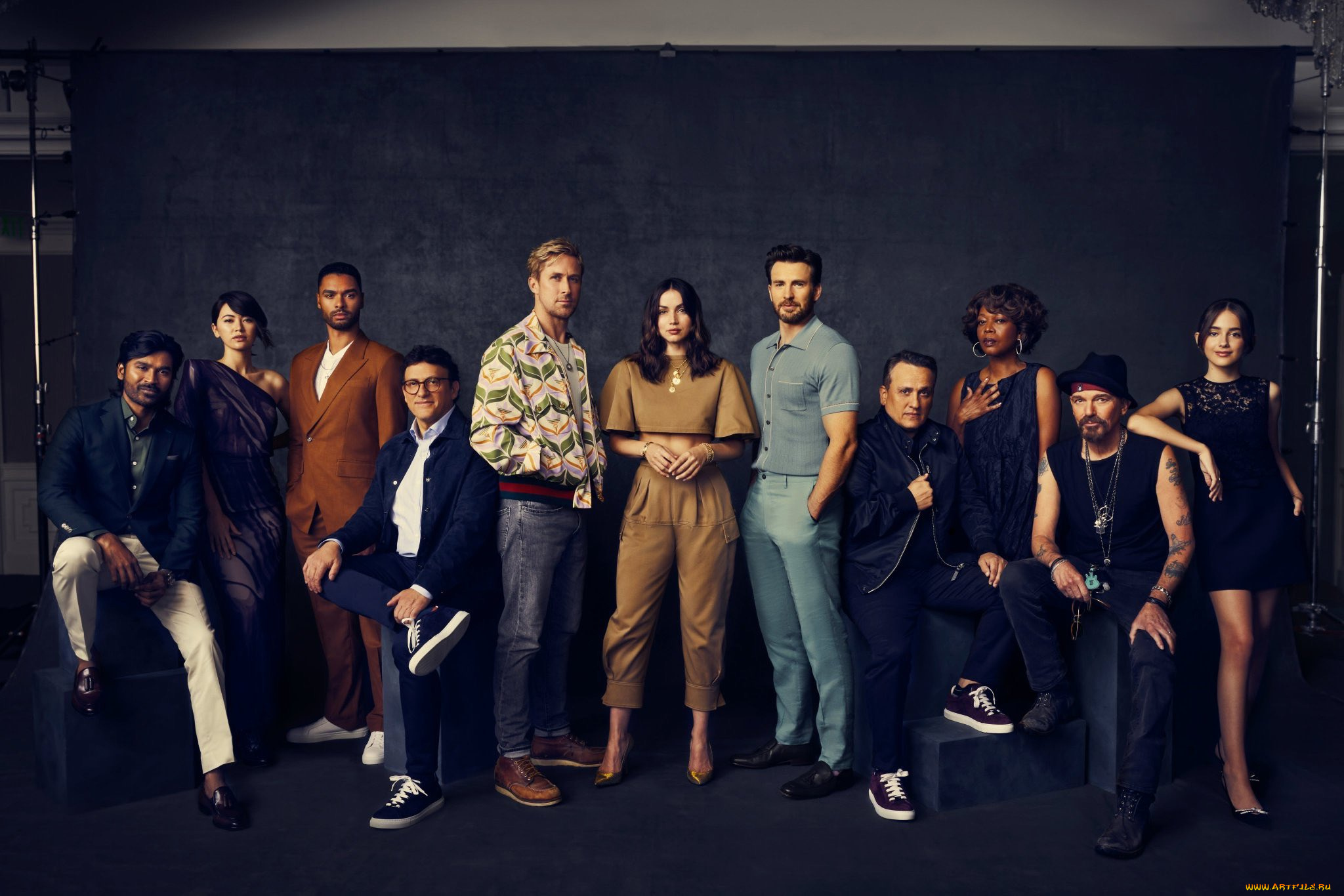 разное, знаменитости, серый, человек, премьера, боевик, триллер, ryan, gosling, райан, гослинг, крис, эванс, ана, де, армас, chris, evans, энтони, руссо, джо