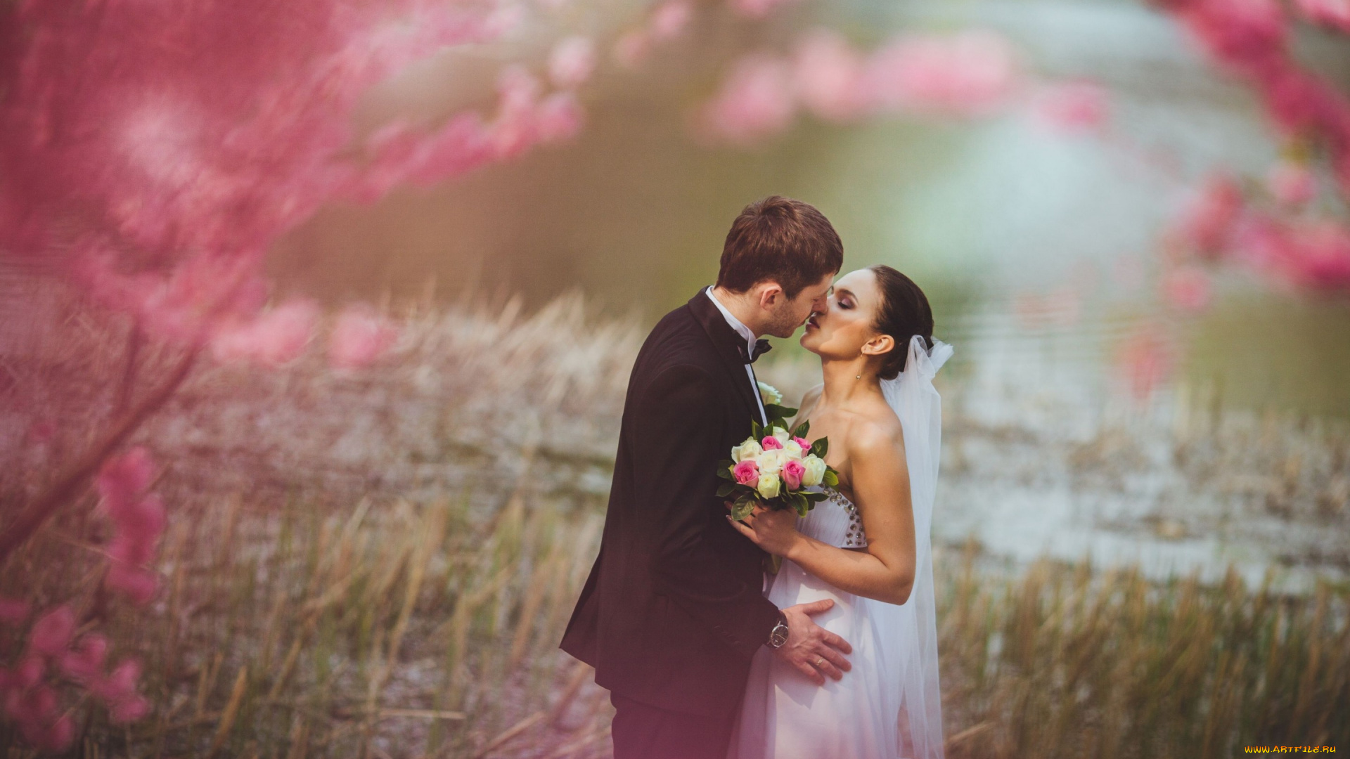 разное, мужчина, женщина, костюм, природа, букетик, букет, свадебное, платье, свадьба, жених, невеста, пара, поцелуй, нежность, цветочки, цветы, фата, смокинг, часы