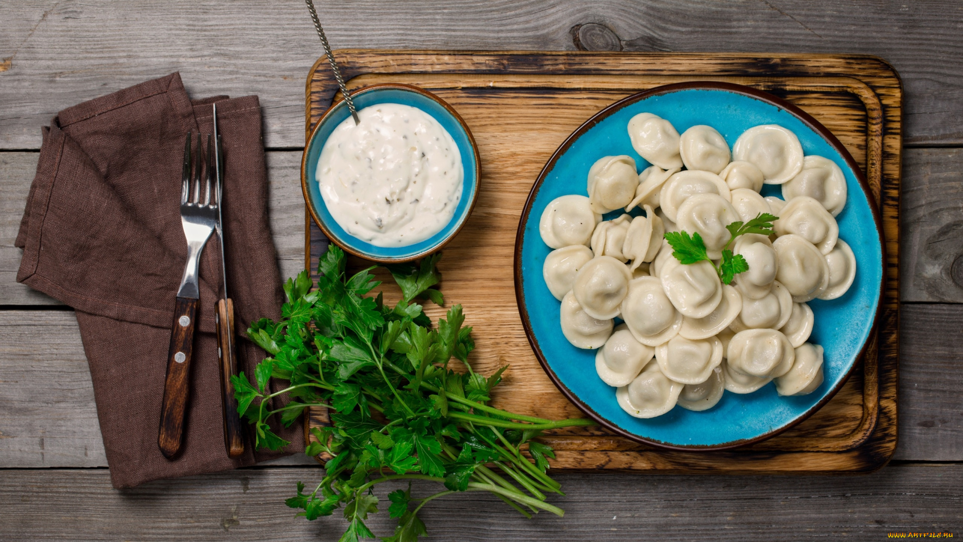 еда, пельмени, , манты, , вареники, столовые, приборы, соус, зелень, подача