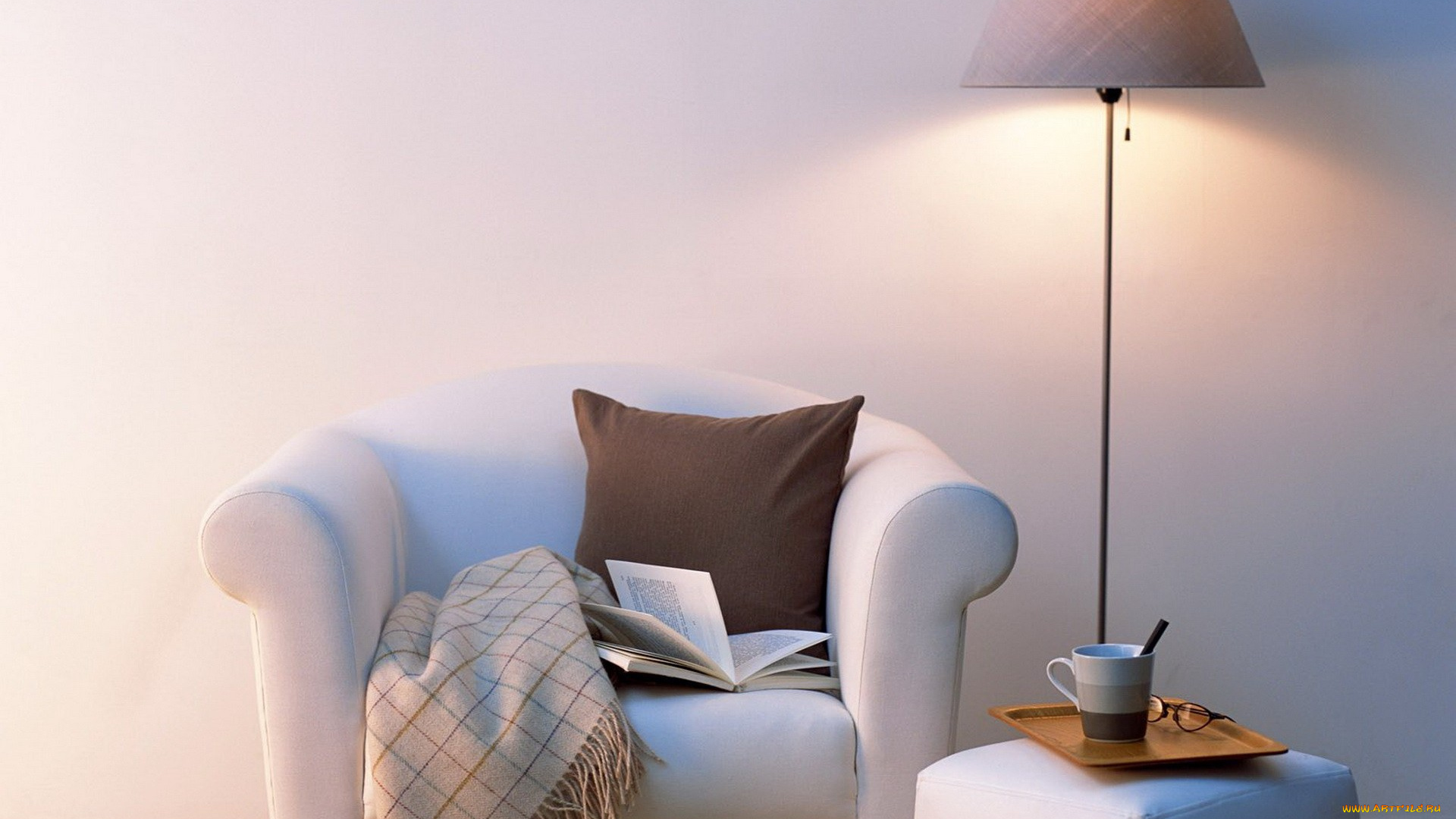 интерьер, мебель, очки, плед, чашка, торшер, пуфик, книга, подушка, кресло