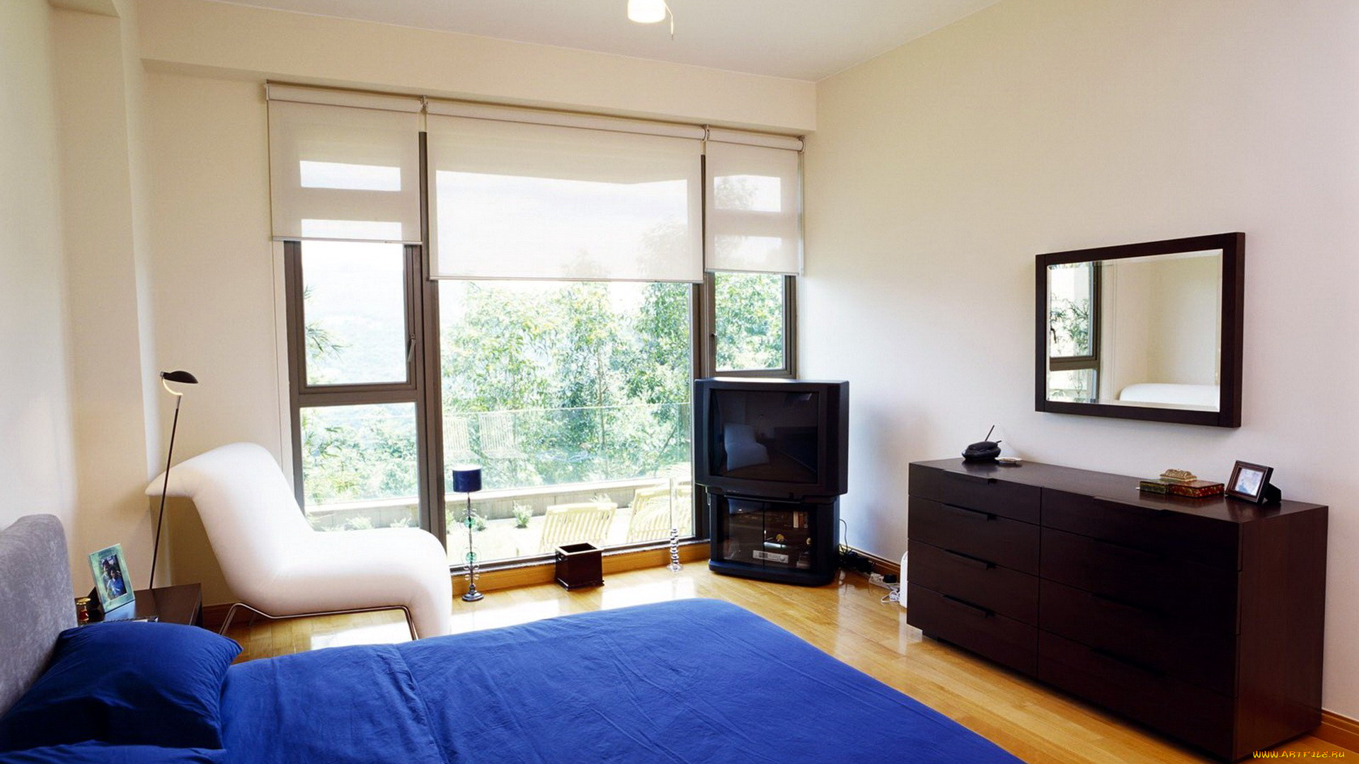 интерьер, спальня, комната, тумба, зеркало, телевизор, кровать, кресло, окно