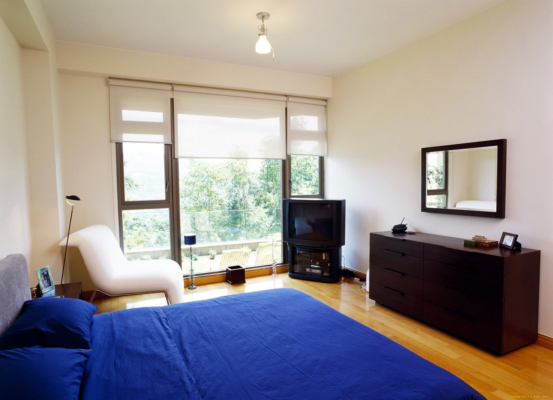 интерьер, спальня, комната, тумба, зеркало, телевизор, кровать, кресло, окно