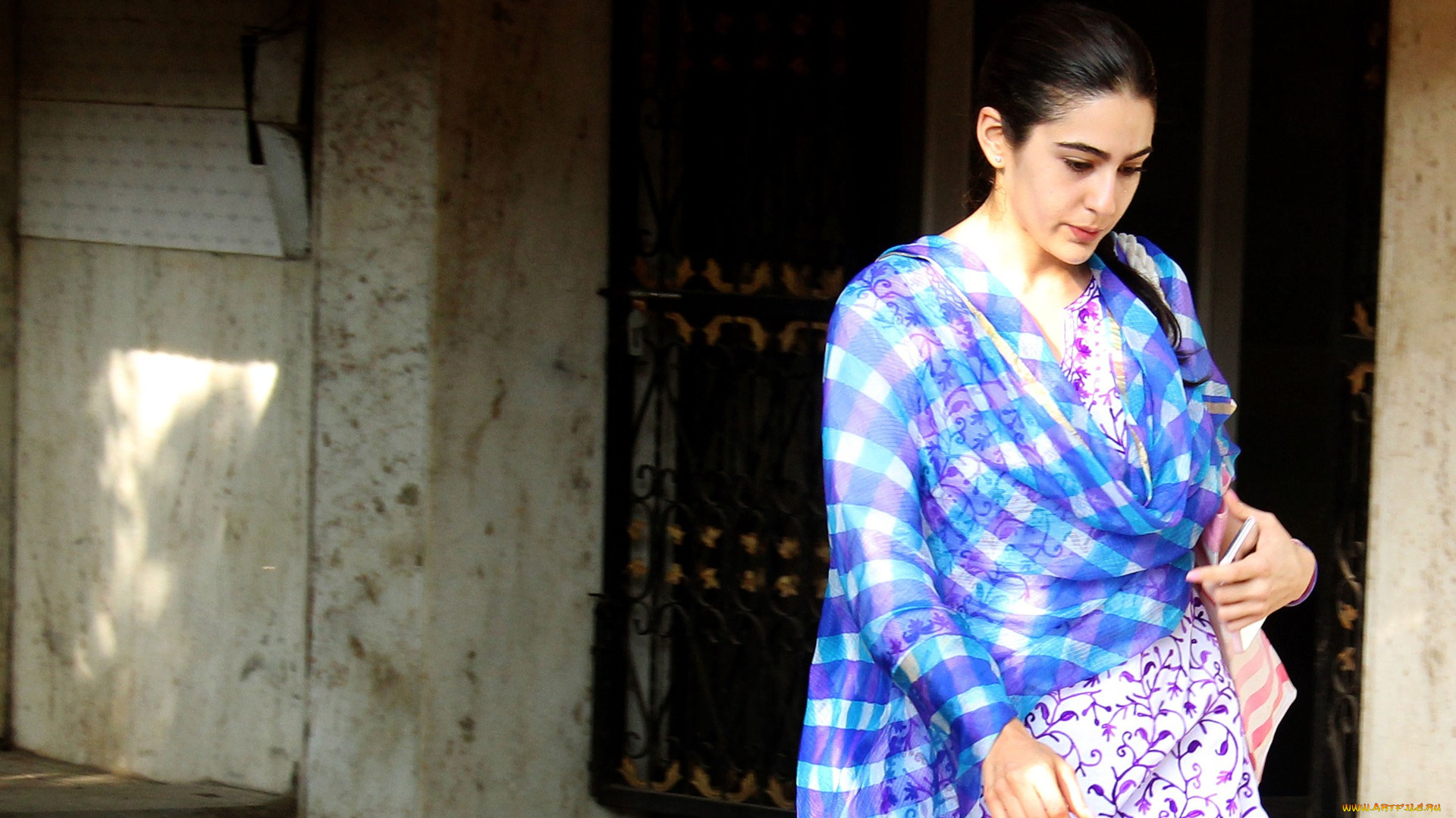 девушки, sara, ali, khan, брюнетка, сари, ворота