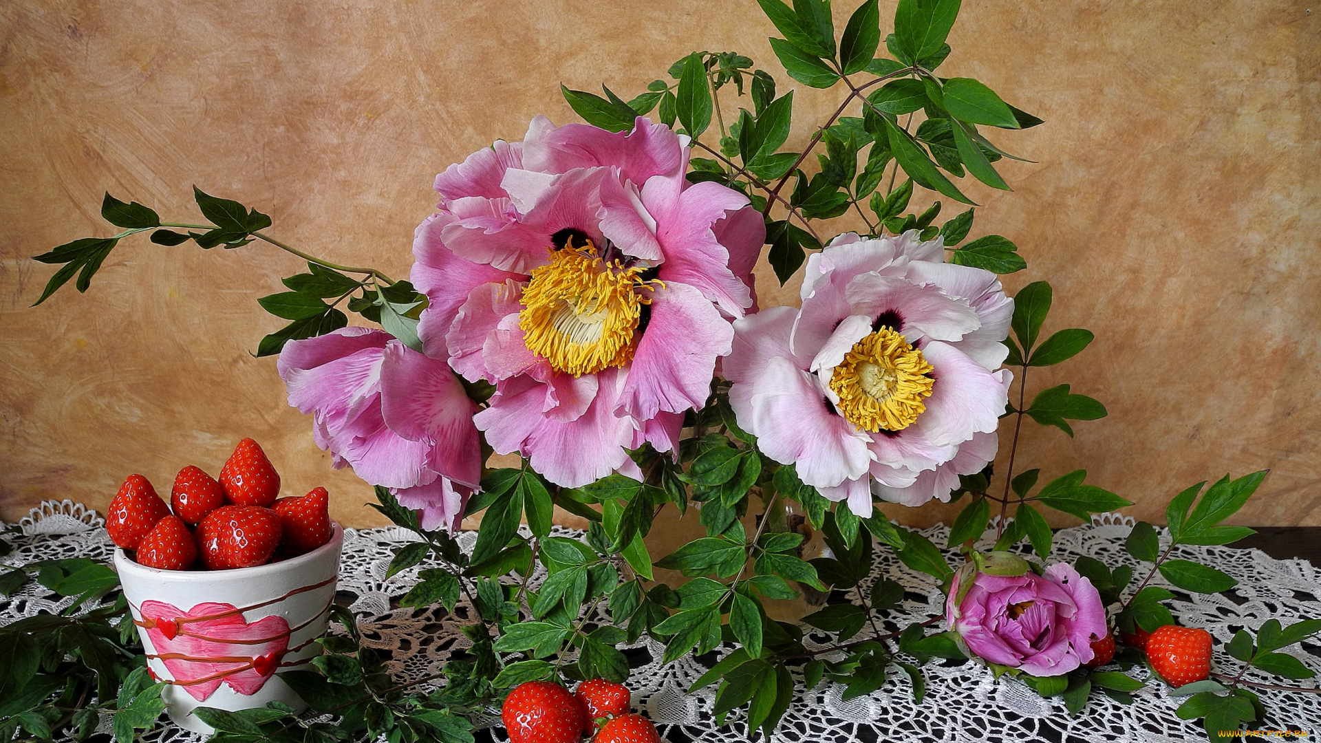 еда, клубника, земляника, ягоды, скатерть, пионы