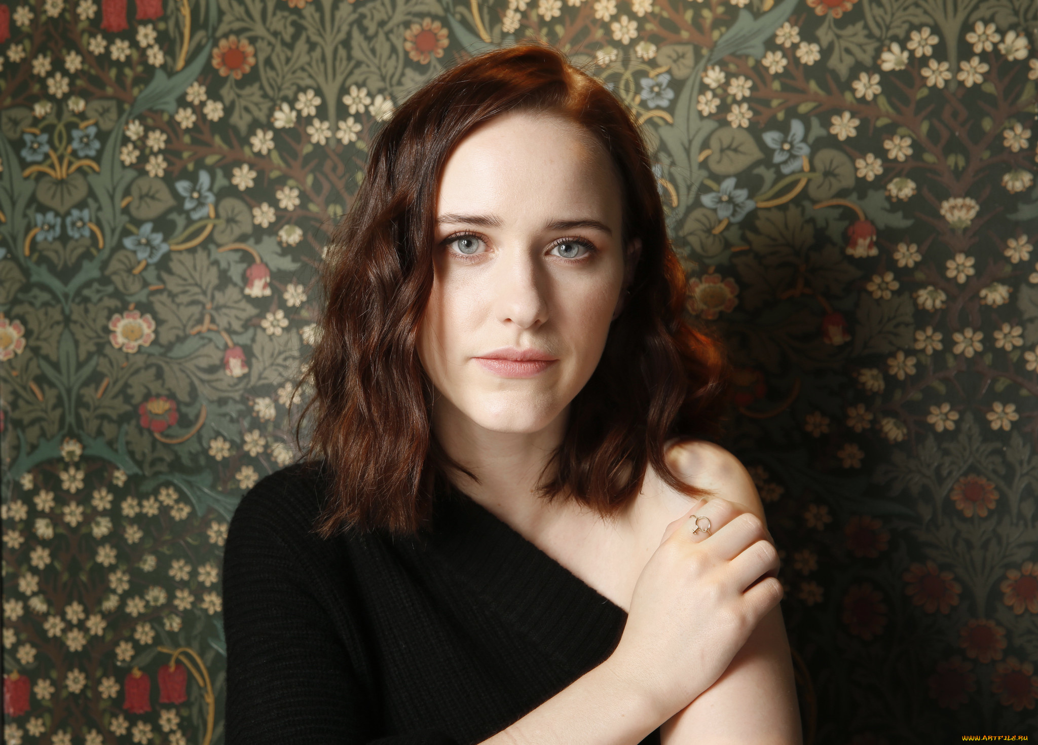 rachel, brosnahan, девушки, rachel, brosnahan, свитер, шатенка, стена