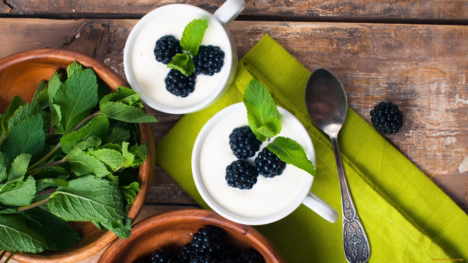 еда, ежевика, чашки, ягоды, молоко, салфетка, миски, ложка, мята, стол