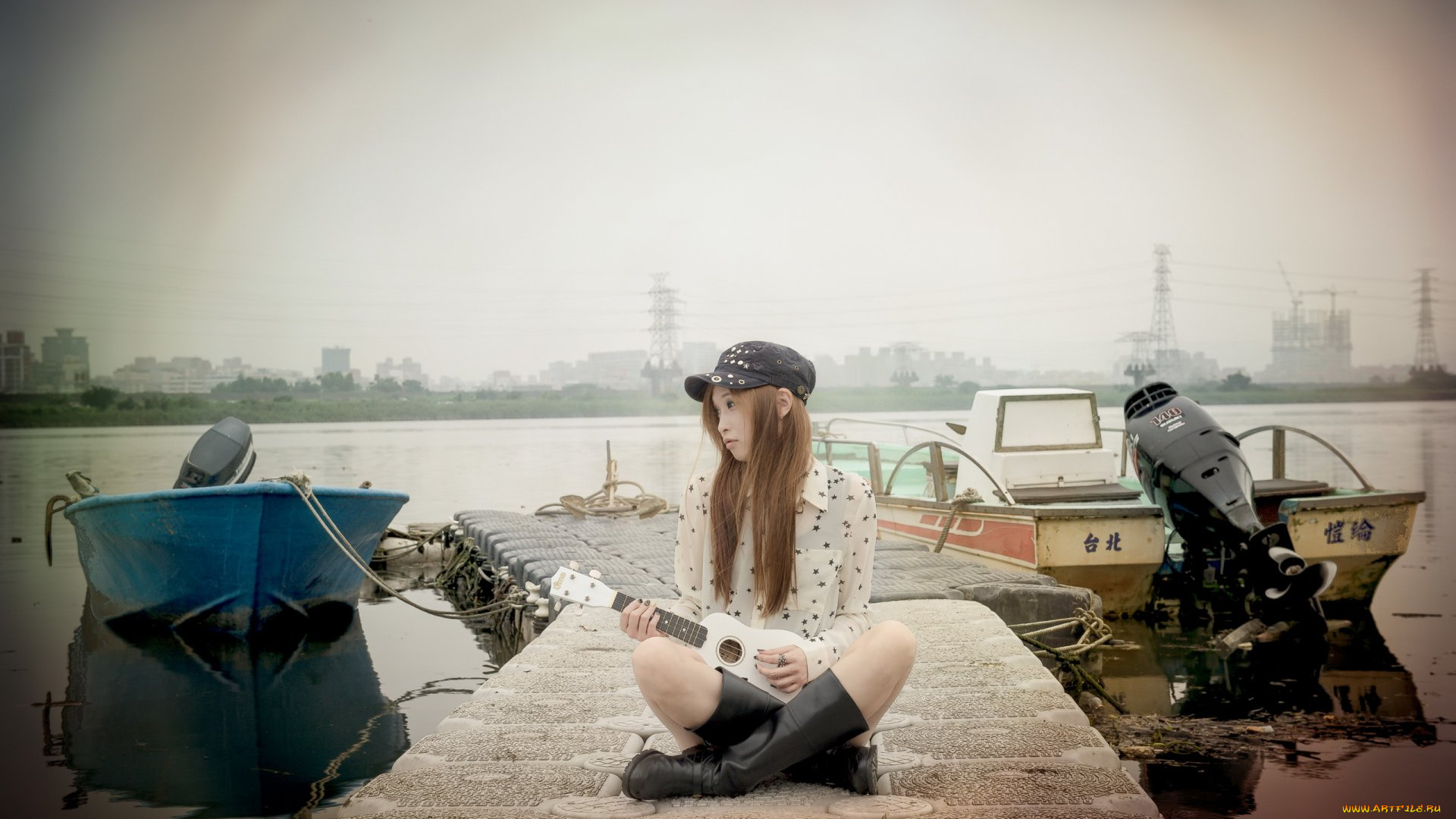 музыка, -другое, кепка, водоем, лодка, пирс, гитара, девушка