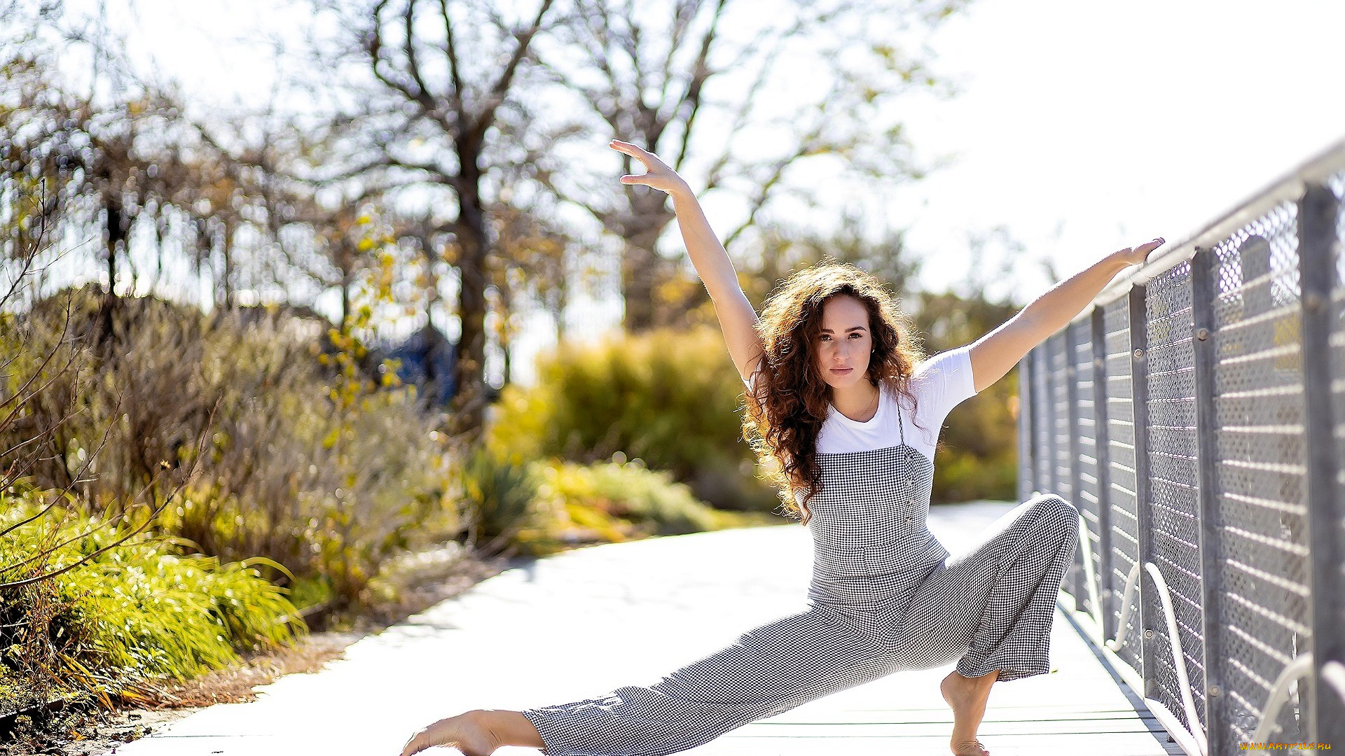 девушки, -, брюнетки, , шатенки, шатенка, футболка, комбинезон, забор, дорожка, деревья